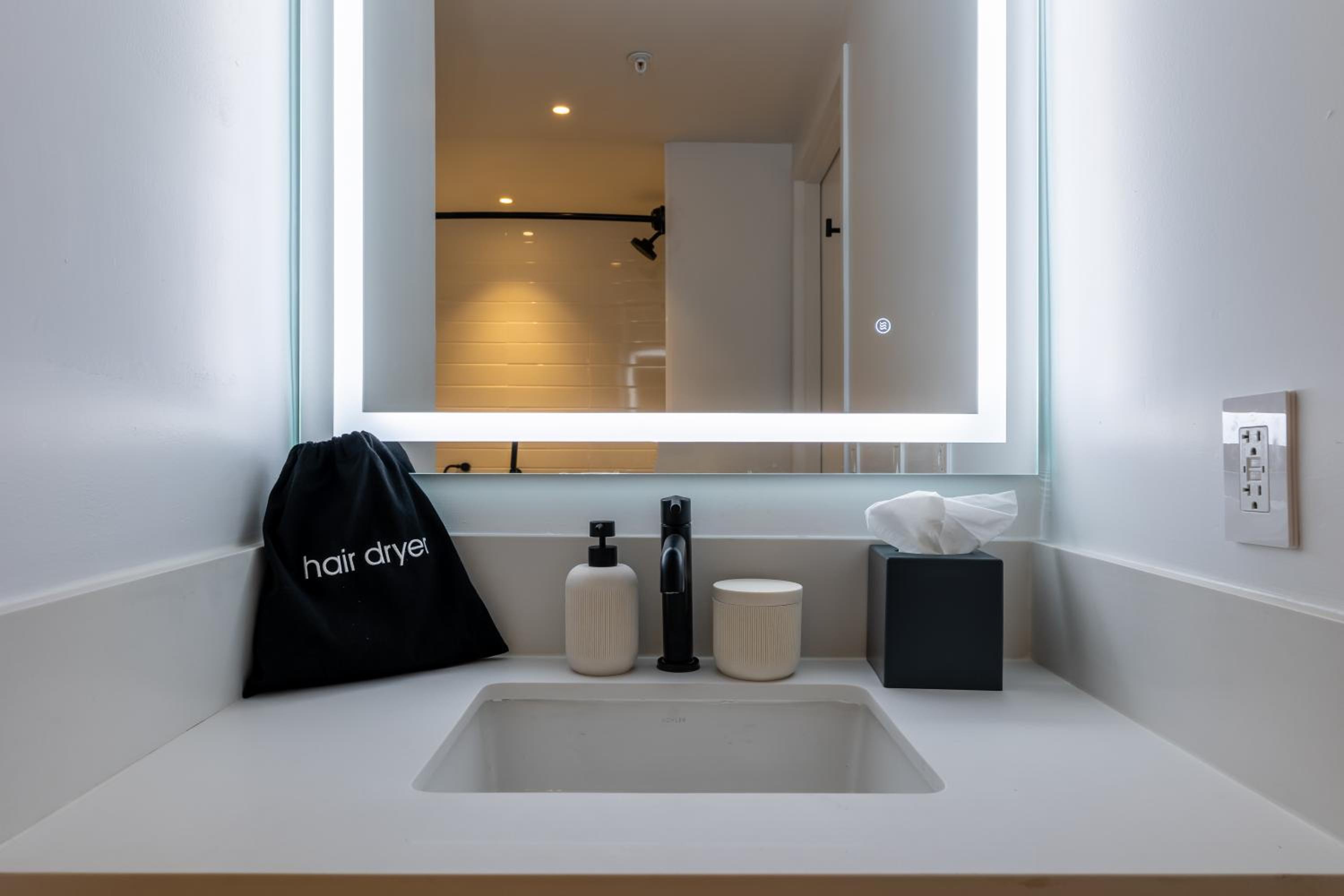 King Room with Roll-In Shower - Disability Access - Photo 7