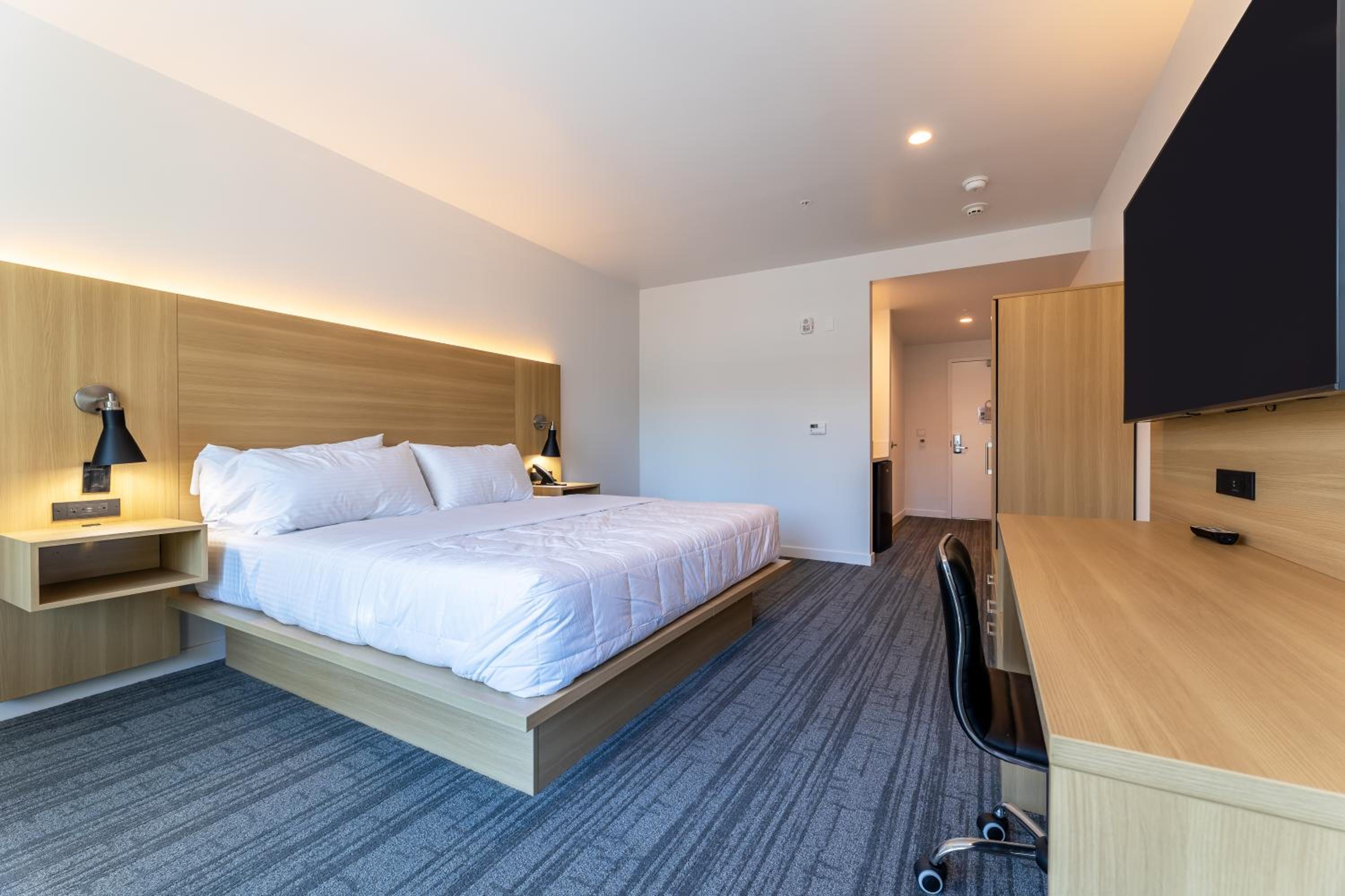 King Room with Roll-In Shower - Disability Access - Photo 6