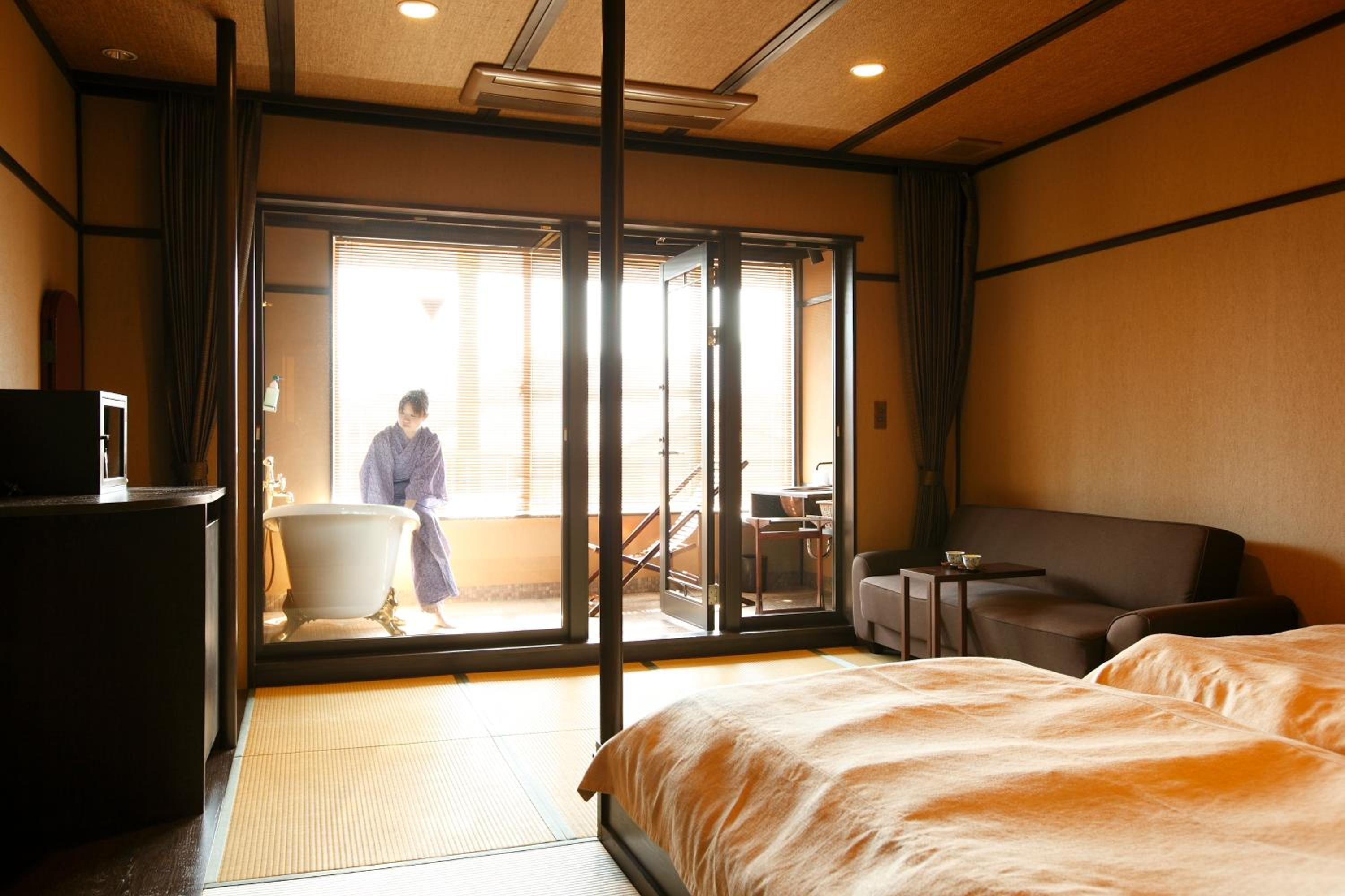 Superior Twin Room with Private Bathroom photo 3