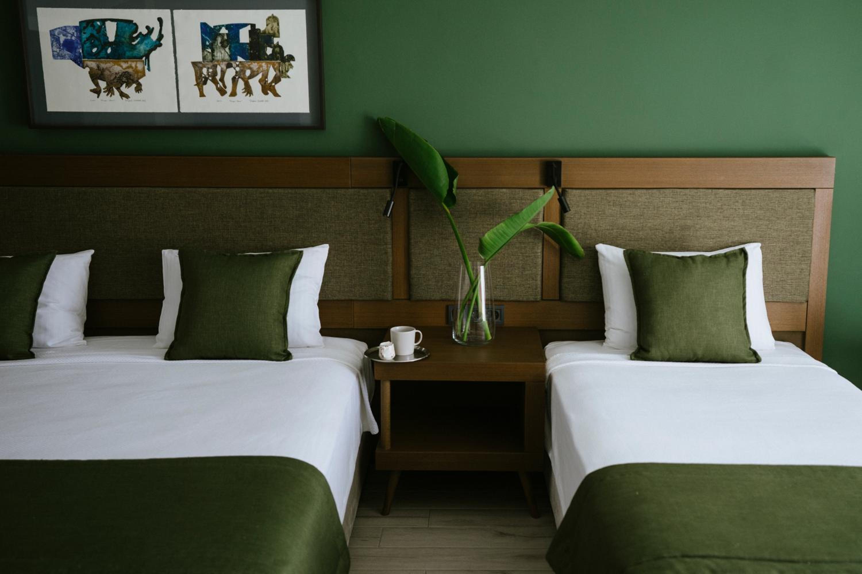 Deluxe Triple Room with Sea View - Photo 11