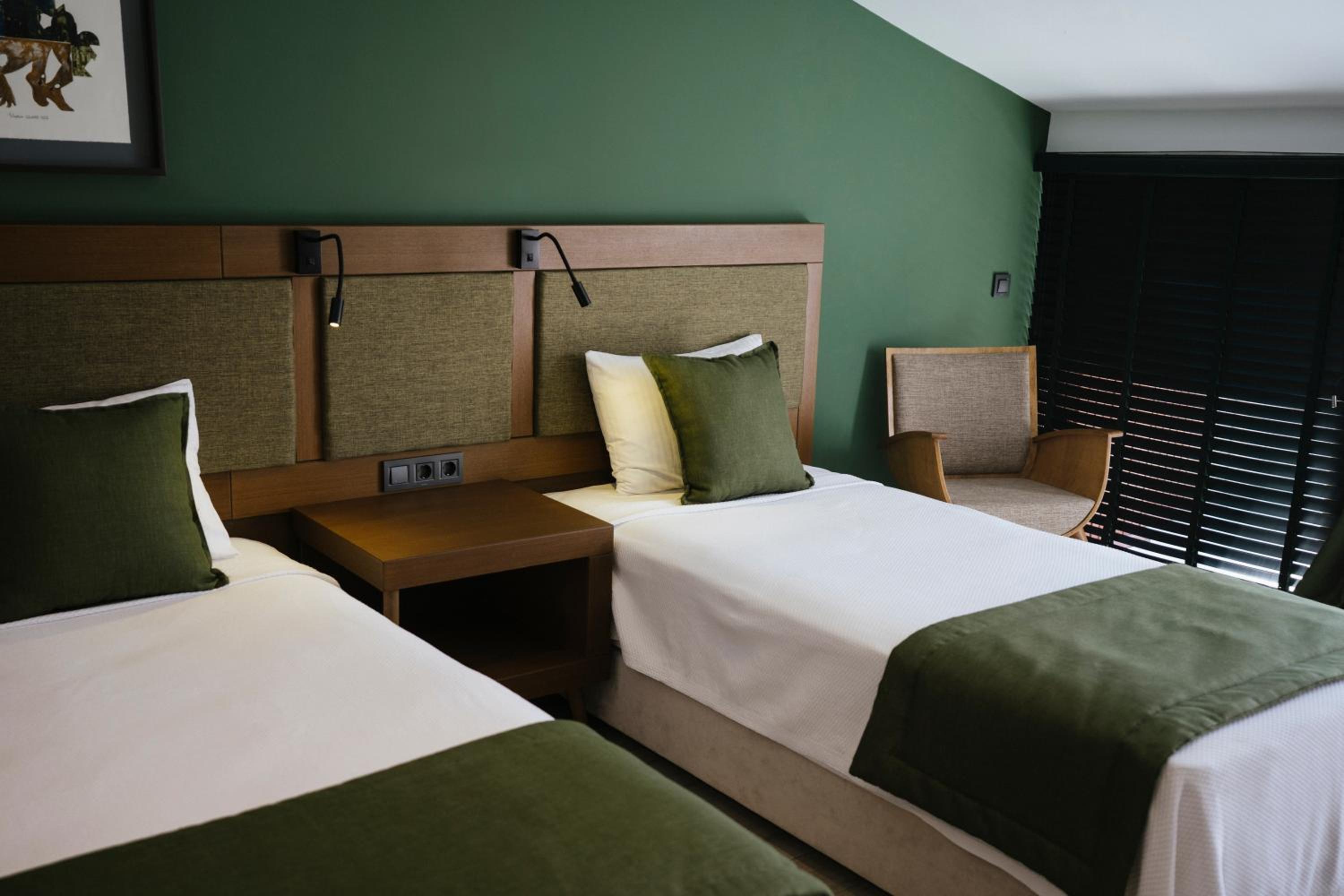 Deluxe Triple Room with Sea View - Photo 10