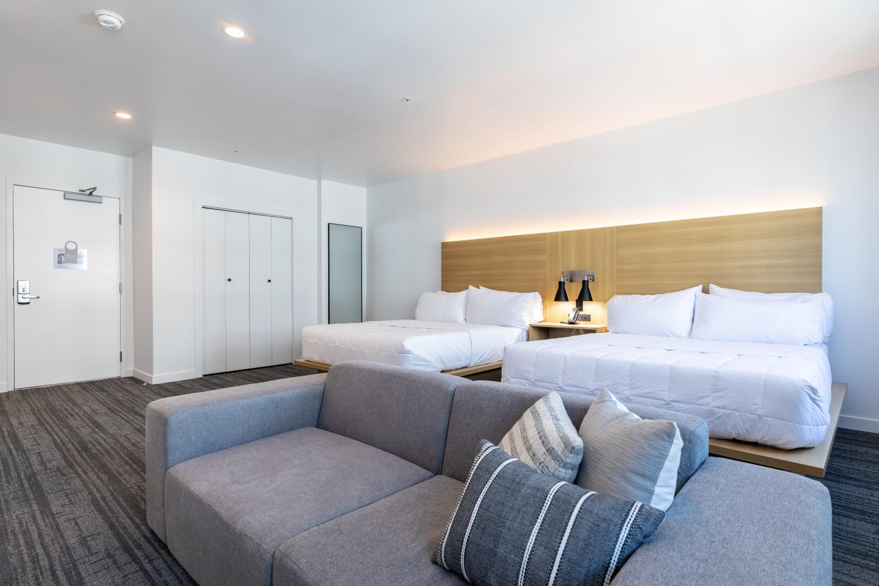 Deluxe Queen Room - Photo 6
