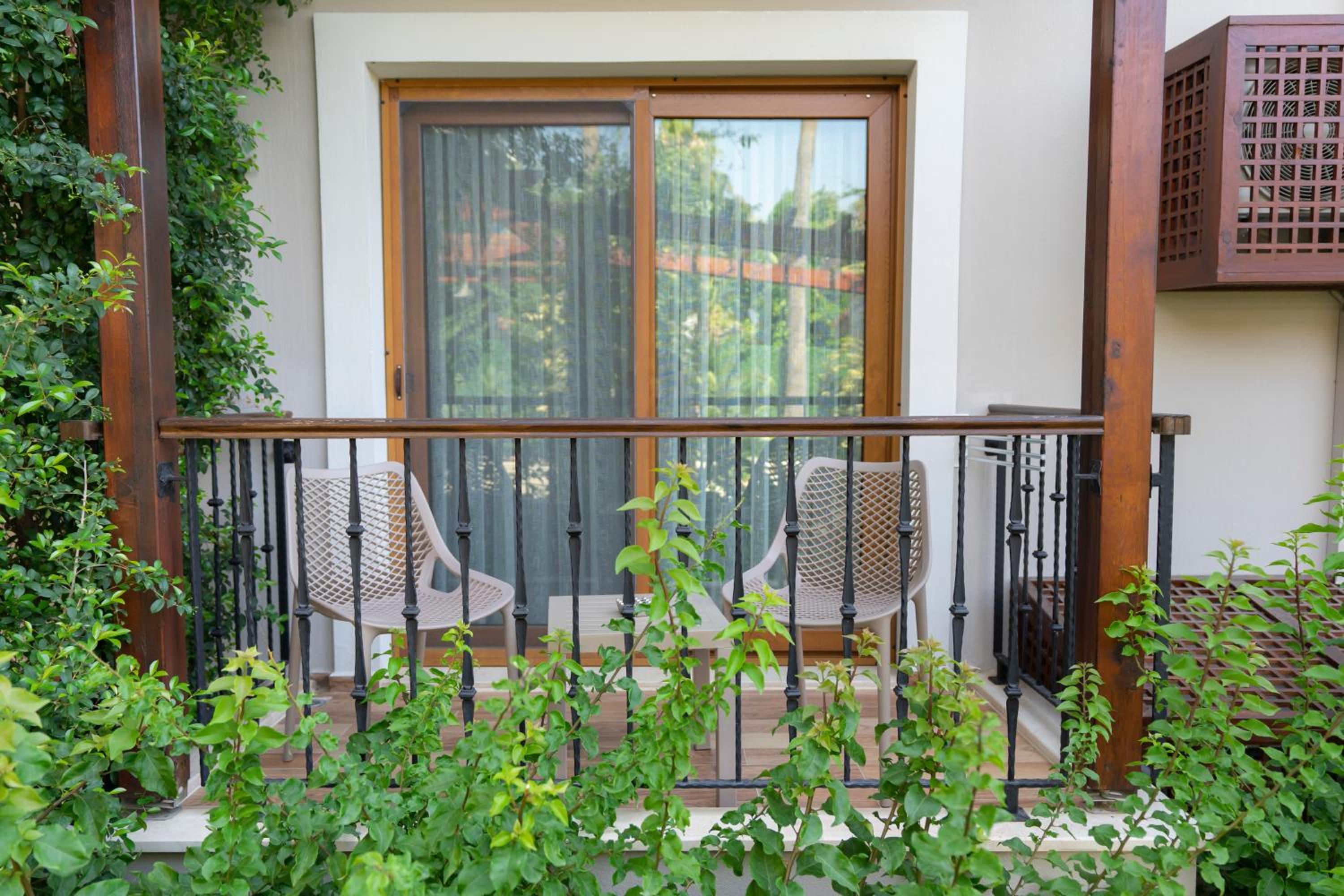 Double Room with Balcony - Photo 2
