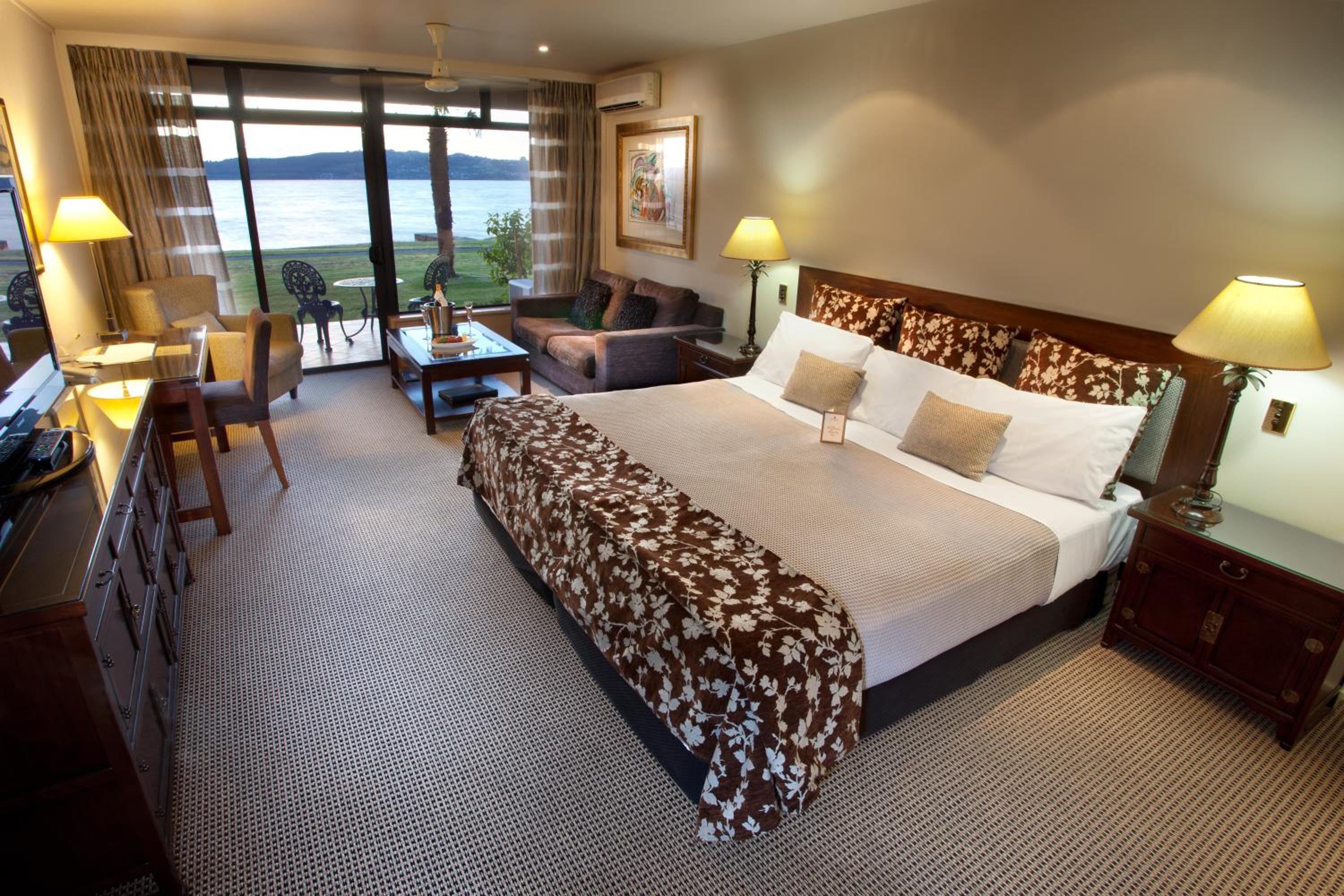 Superior King Room with Lake View photo 1