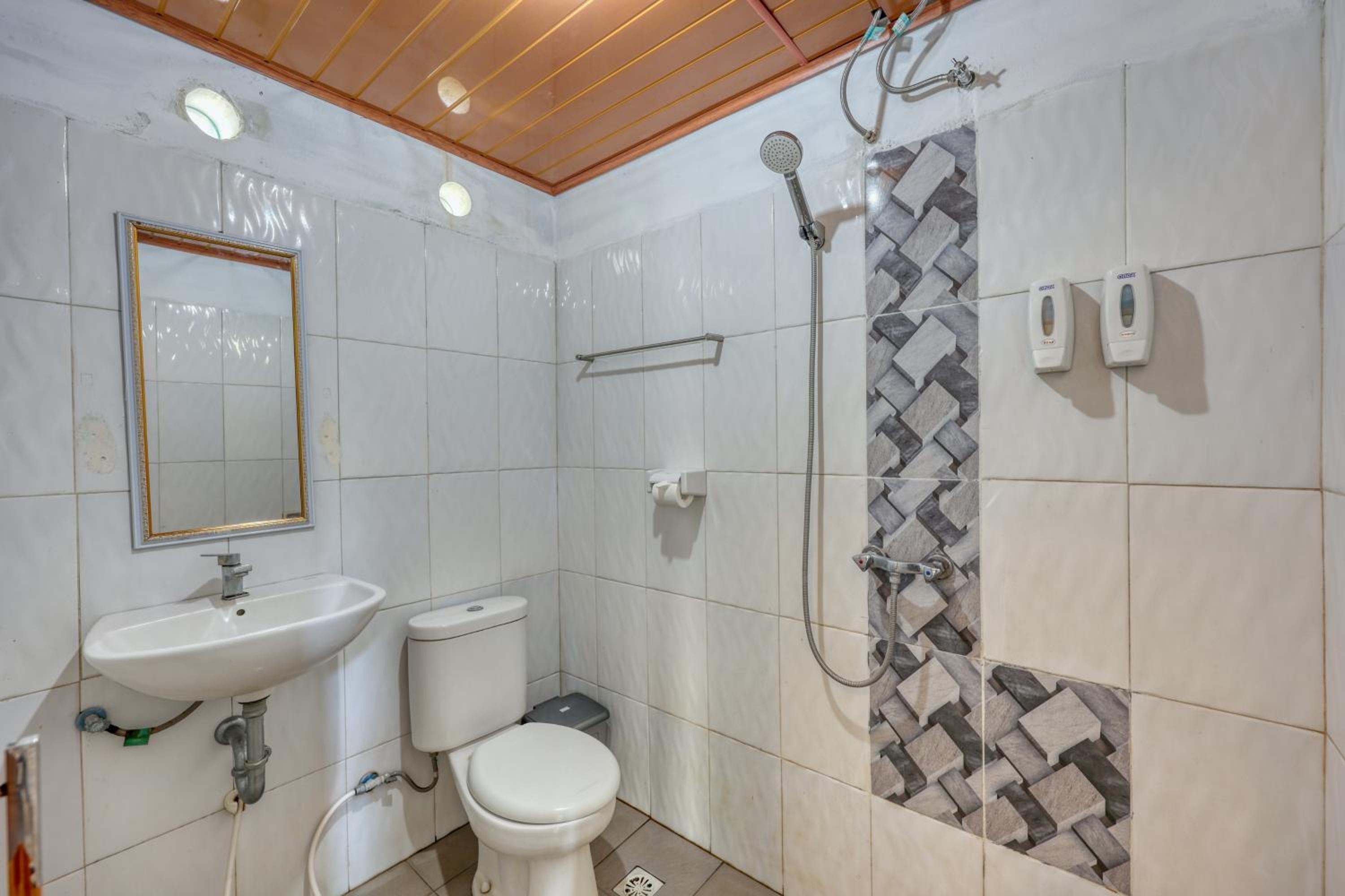 Budget Double Room - Photo 2