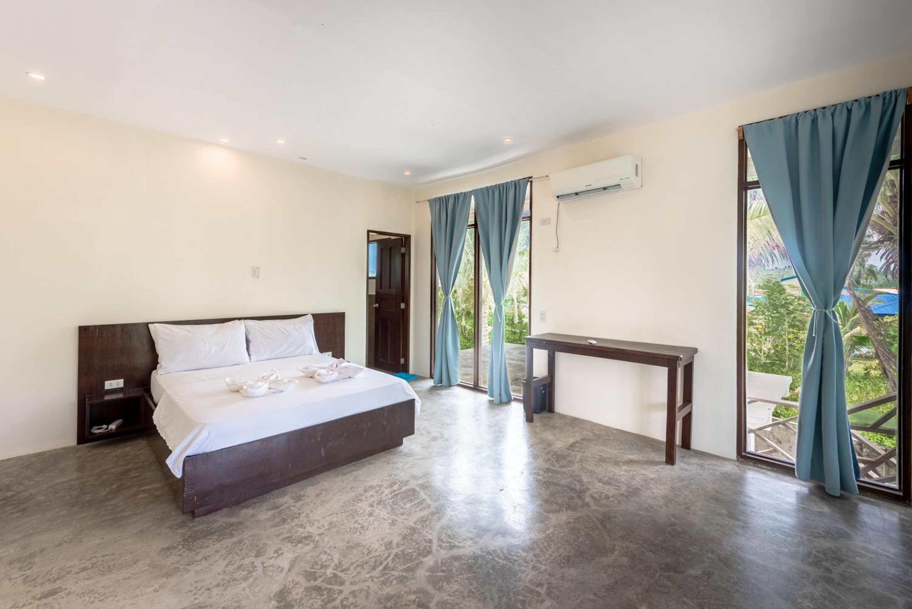 Queen Suite with Pool View photo 2