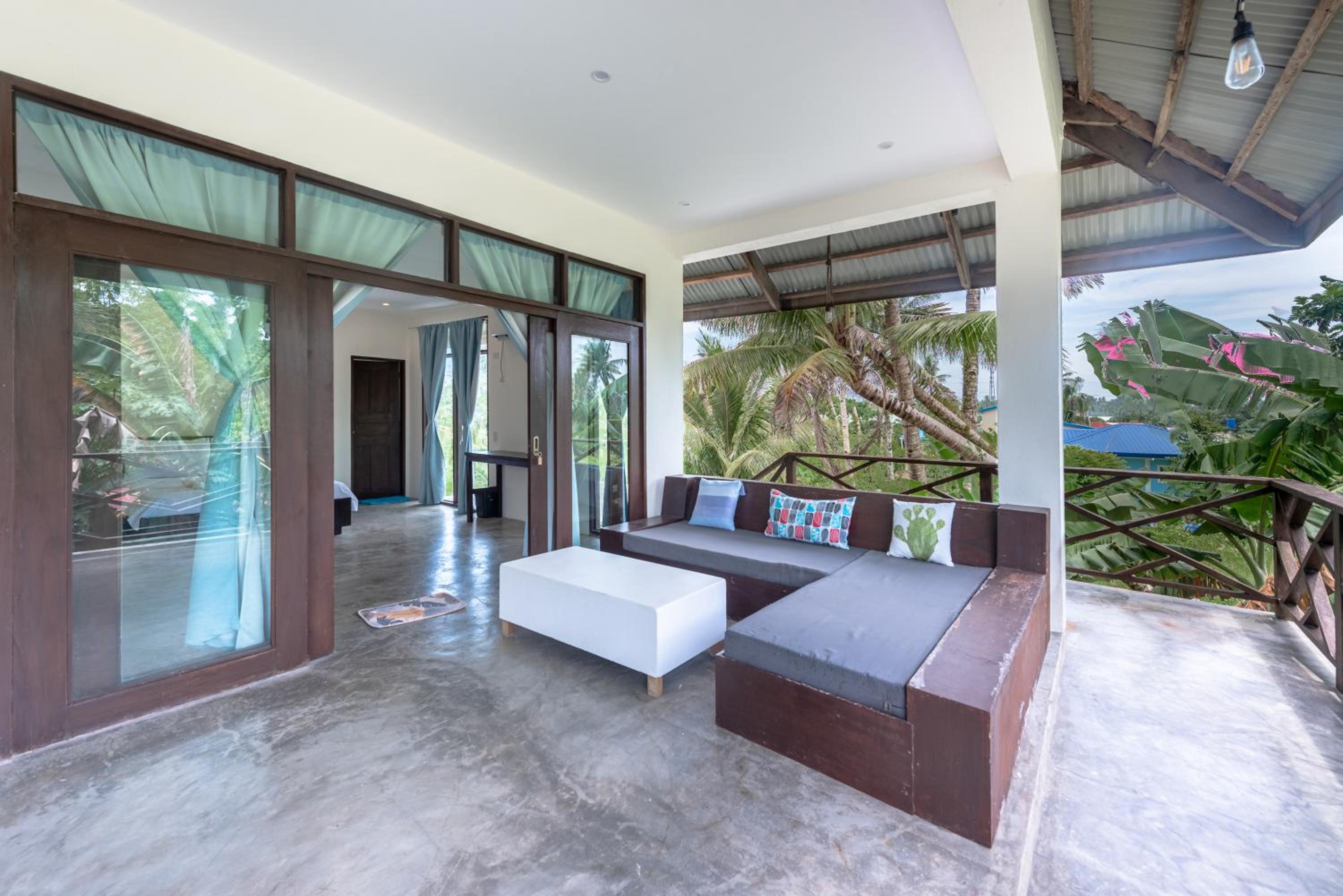 Queen Suite with Pool View photo 3