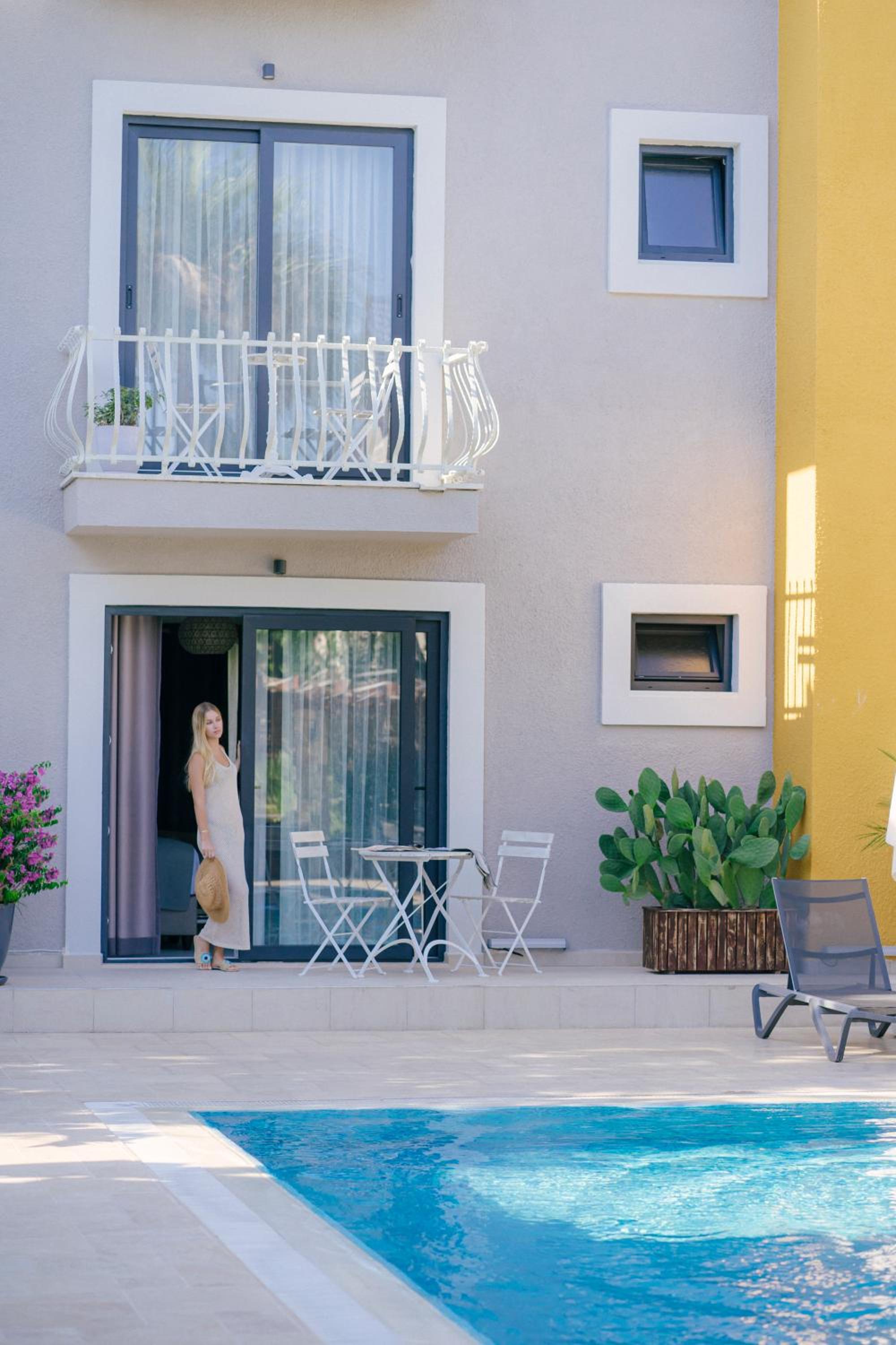 Double Room with Pool View - Photo 8