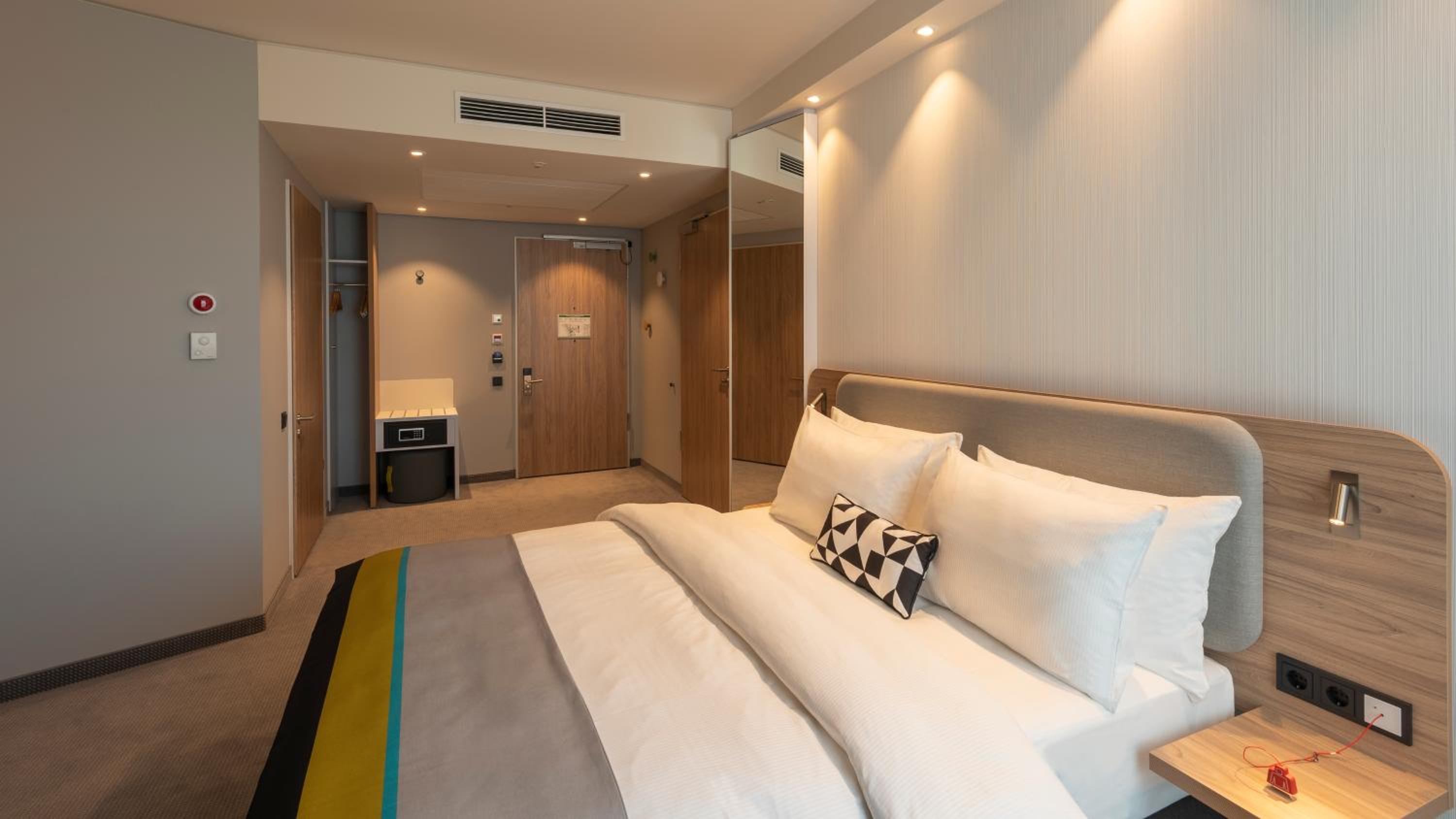 Standard Queen Room with Mobility Accessible Roll-In Shower photo 2
