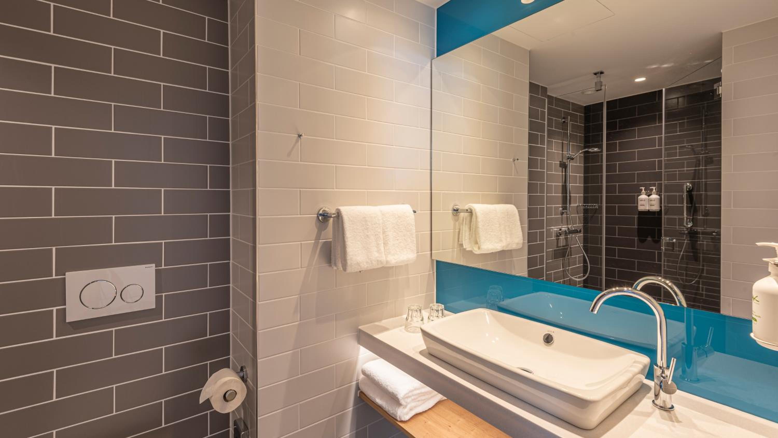 Standard Queen Room with Mobility Accessible Roll-In Shower photo 3