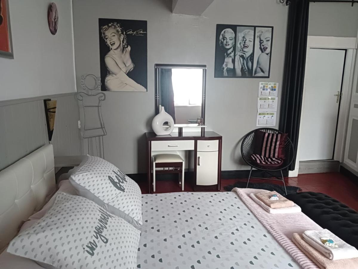 Standard Double Room - Photo 9