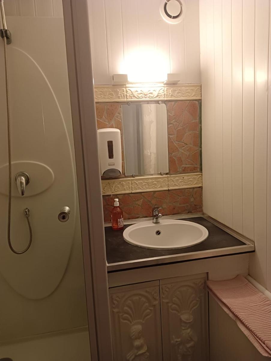 Standard Double Room - Photo 8