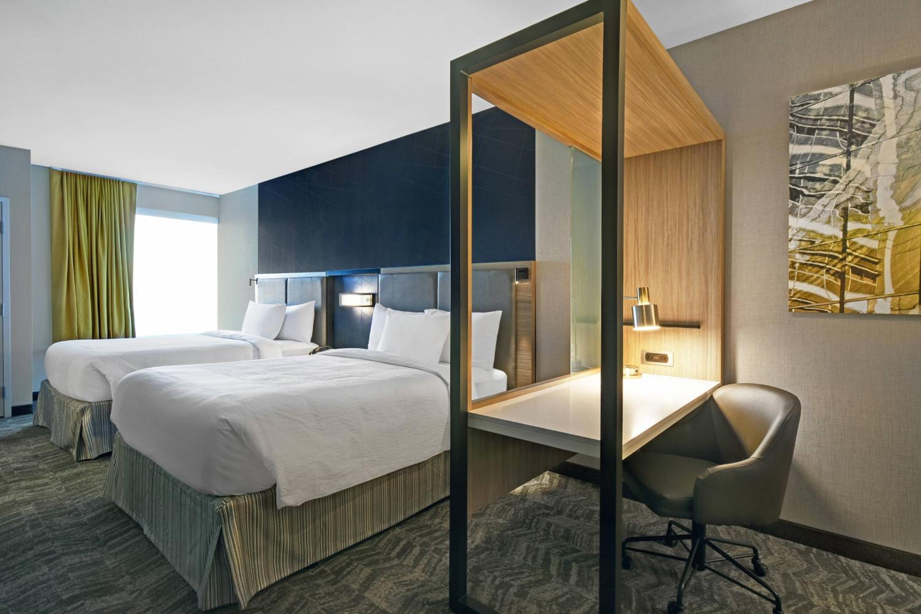 Larger Suite, 2 Queen, Sofa bed - Photo 1
