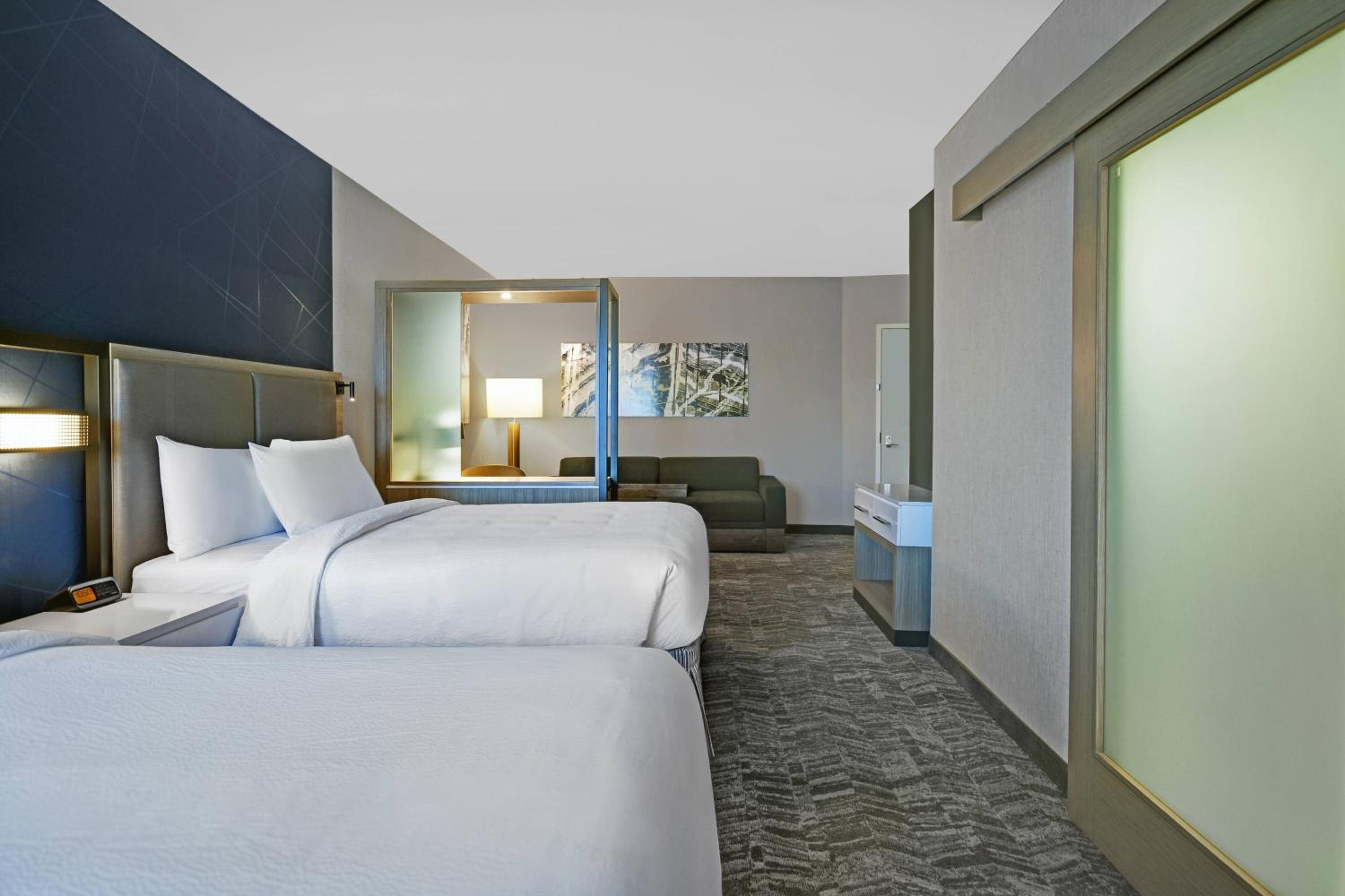 Larger Suite, 2 Queen, Sofa bed - Photo 3