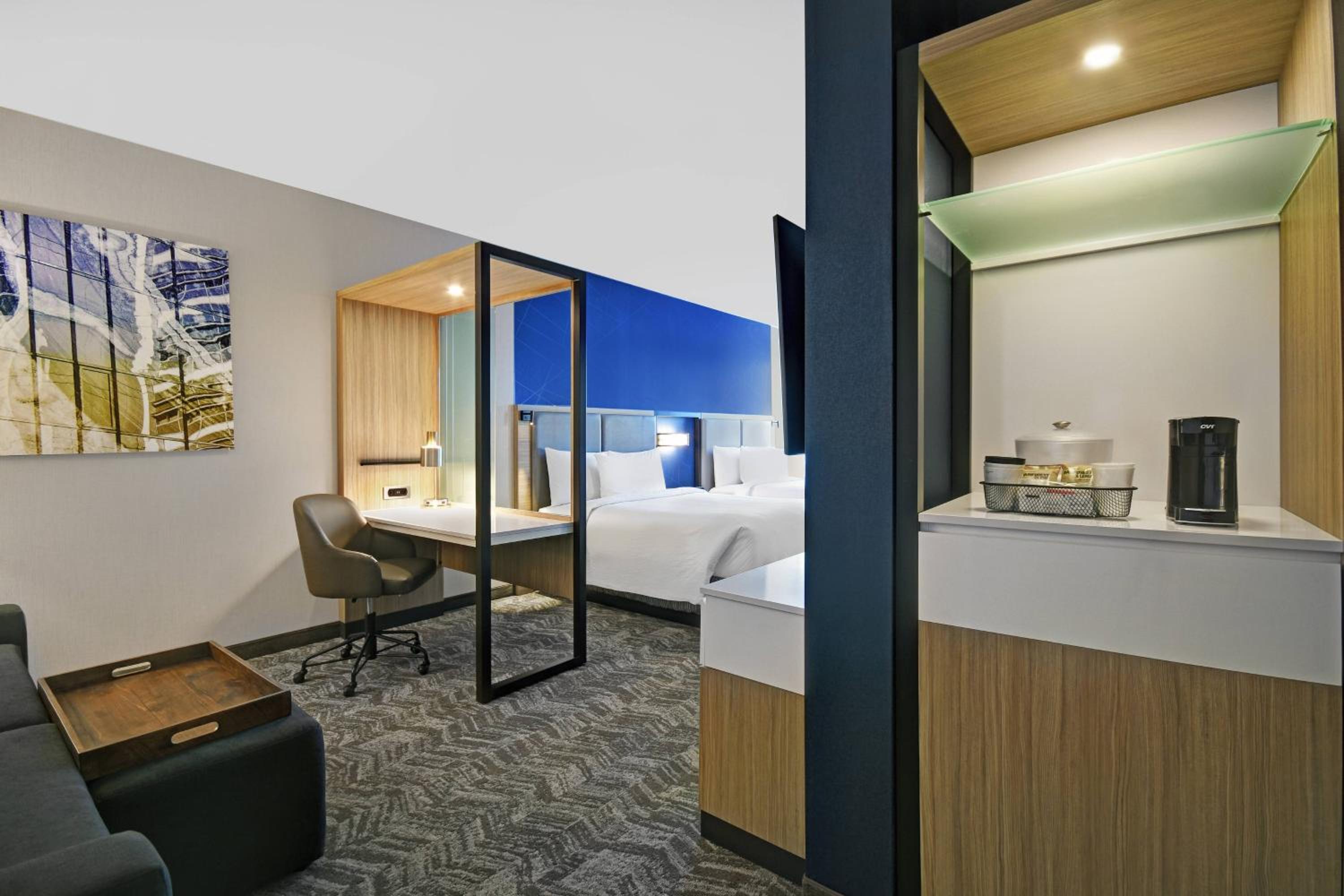 Larger Suite, 2 Queen, Sofa bed - Photo 6