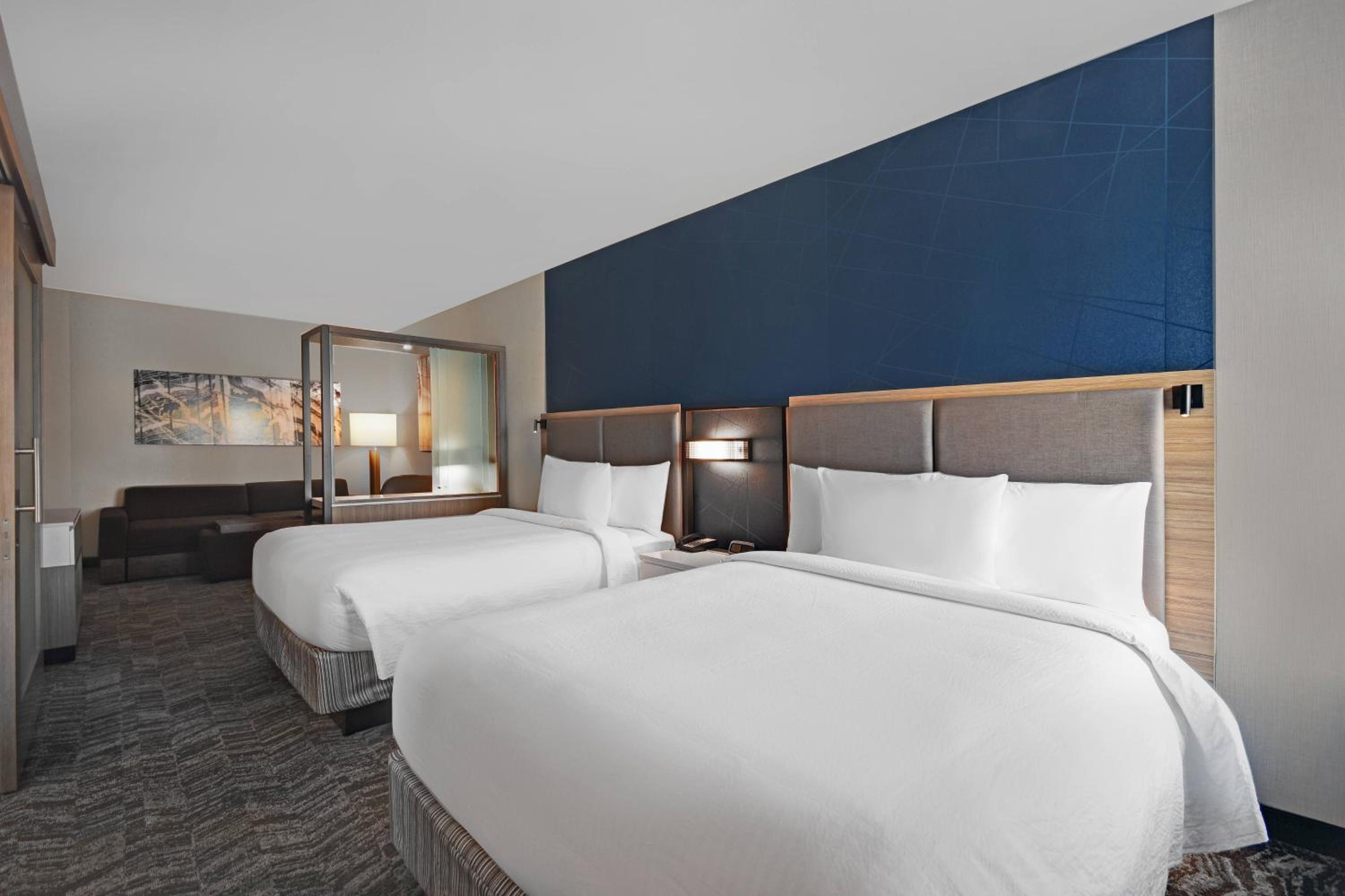 Larger Suite, 2 Queen, Sofa bed - Photo 4