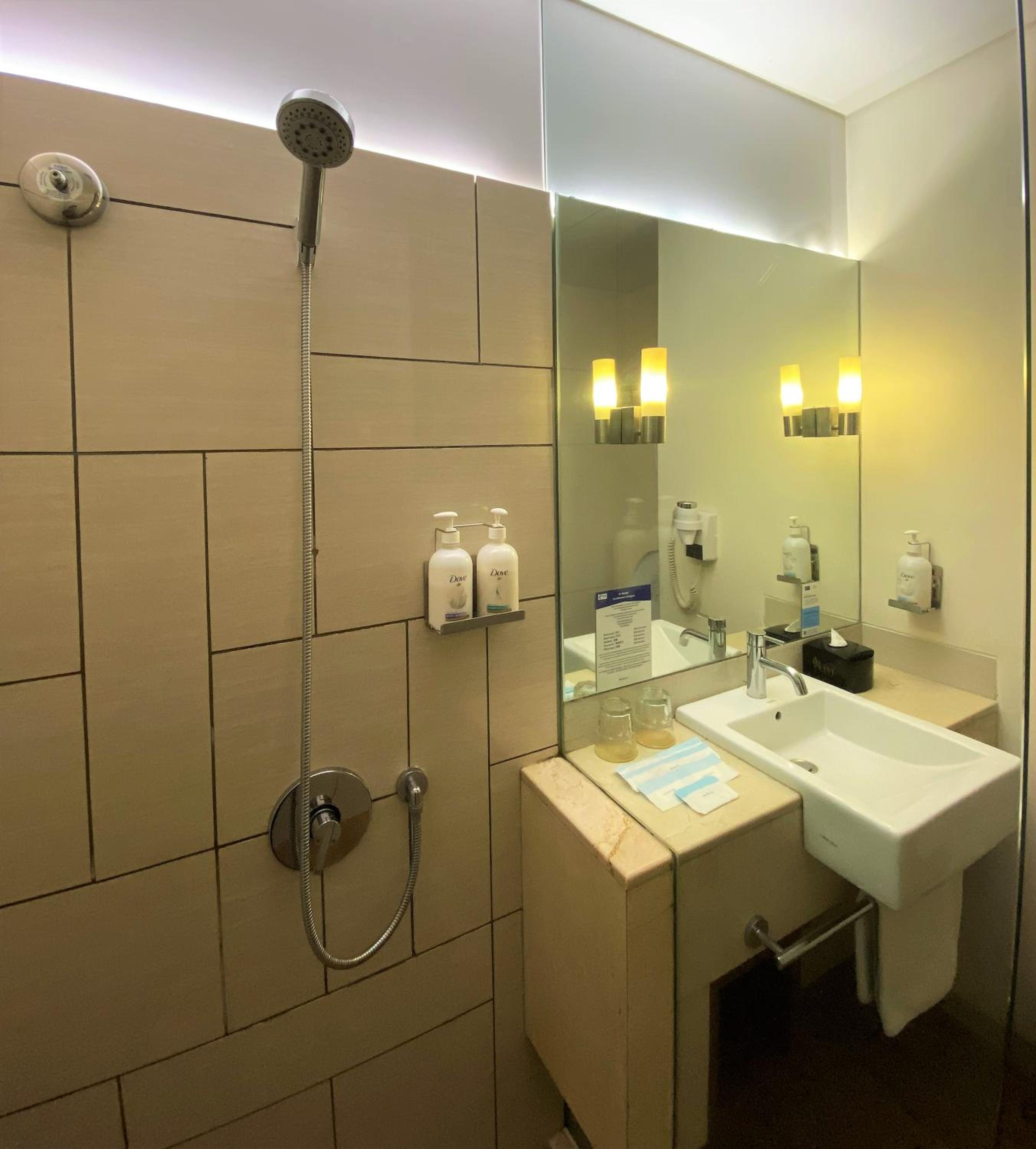 Standard Queen Room - High Floor/Free Breakfast photo 3