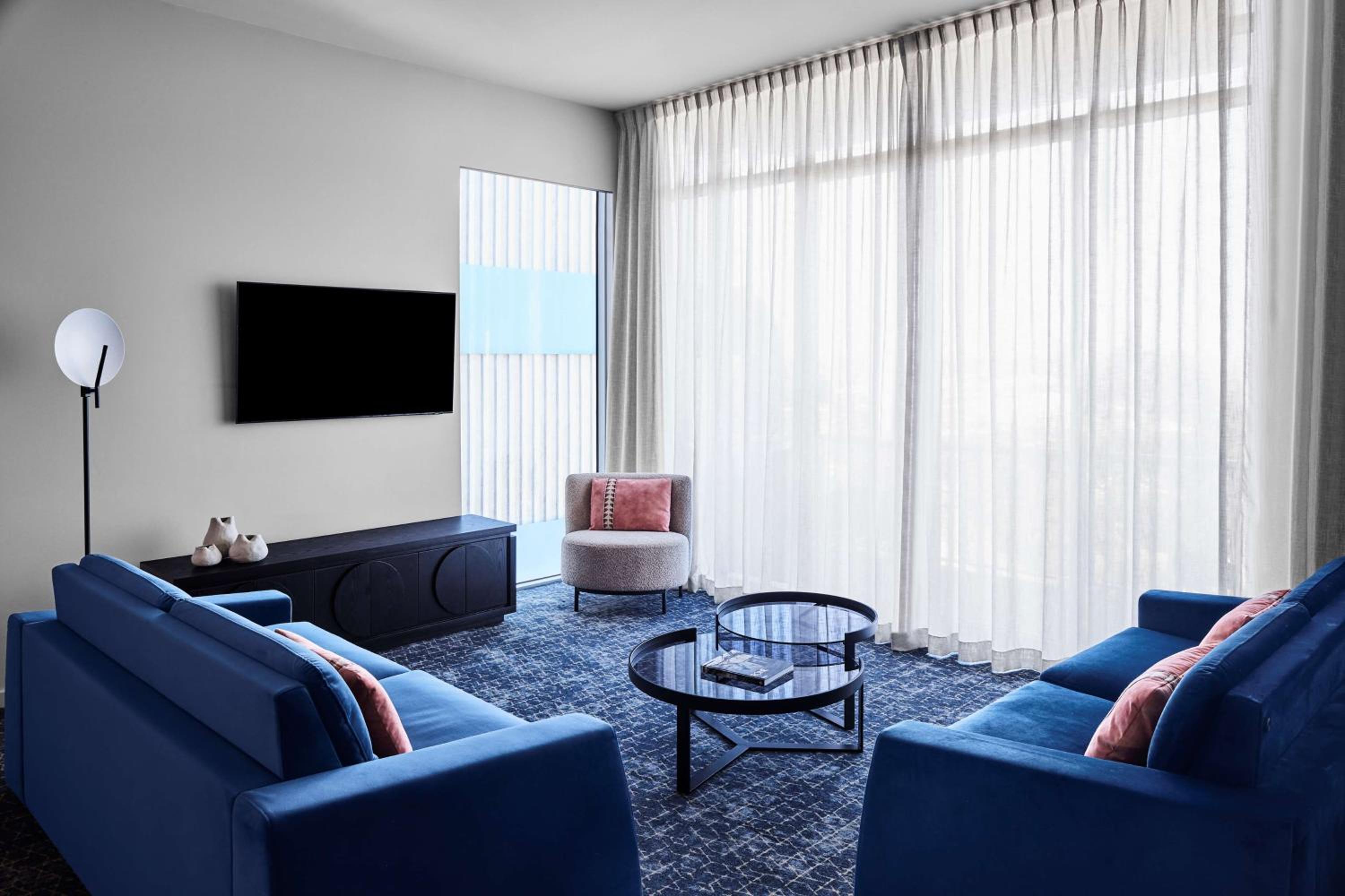 Two Bedroom Apartment with View - Photo 11