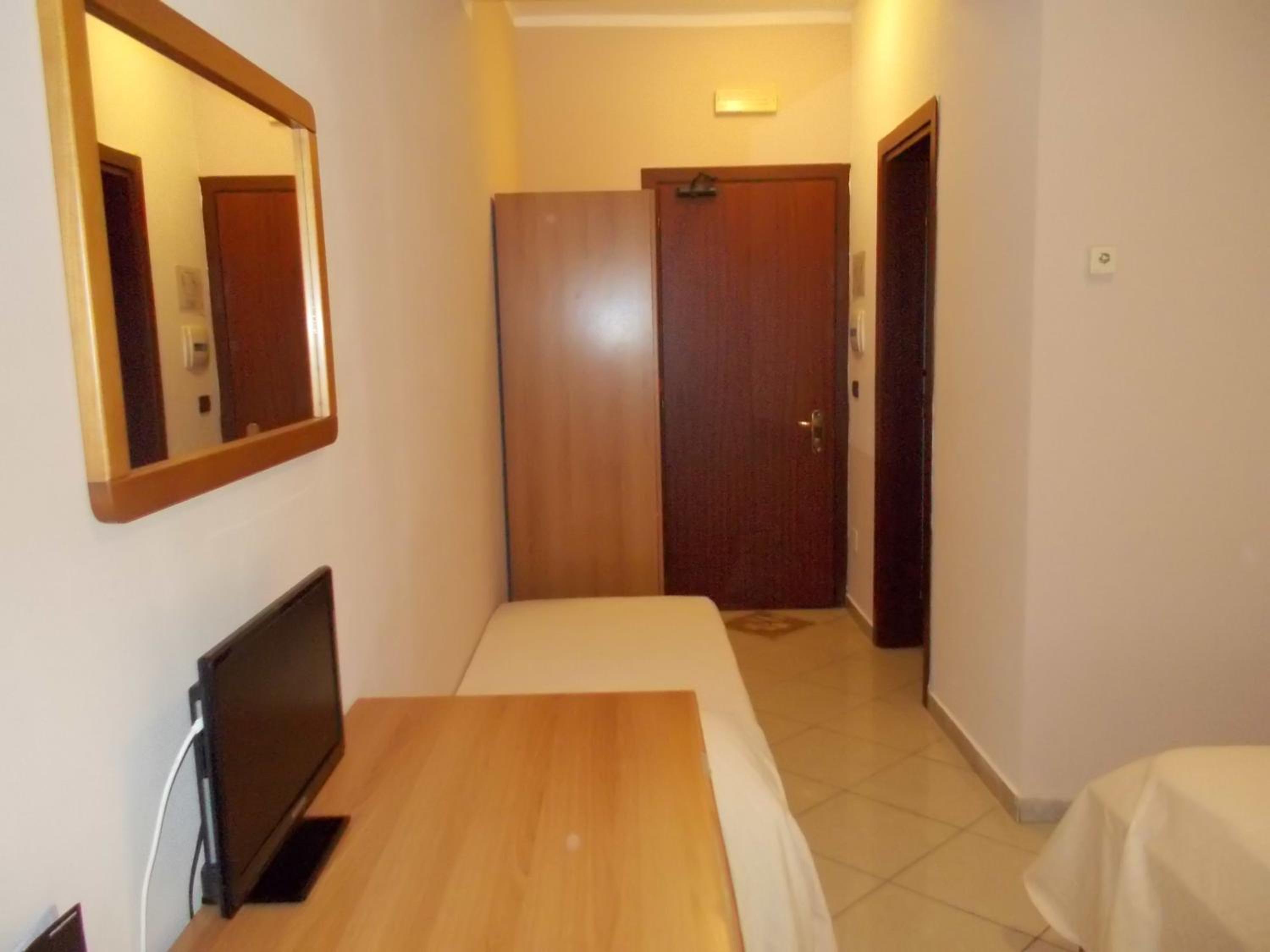 Double Room with Balcony - Photo 6