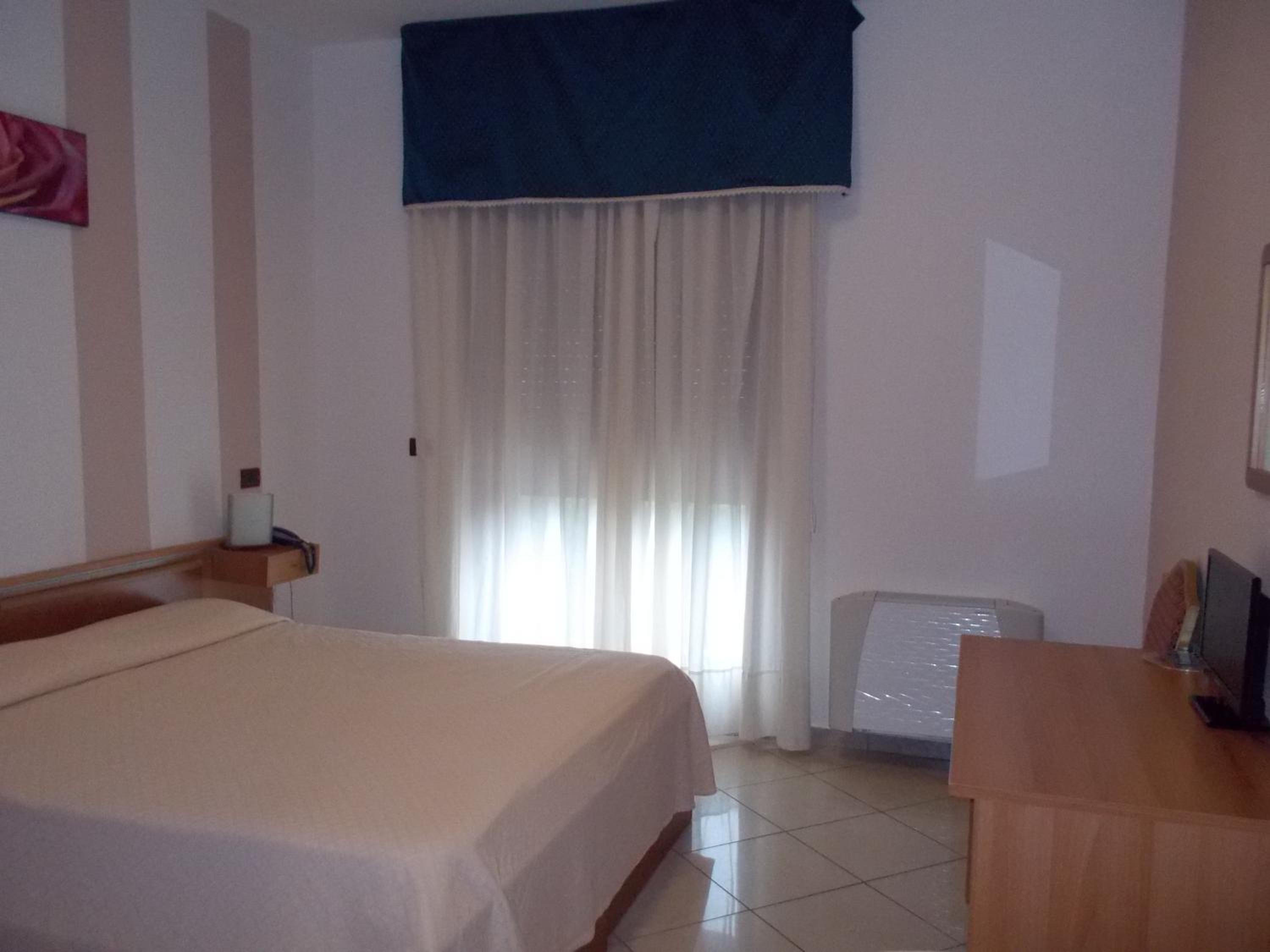 Double Room with Balcony - Photo 4