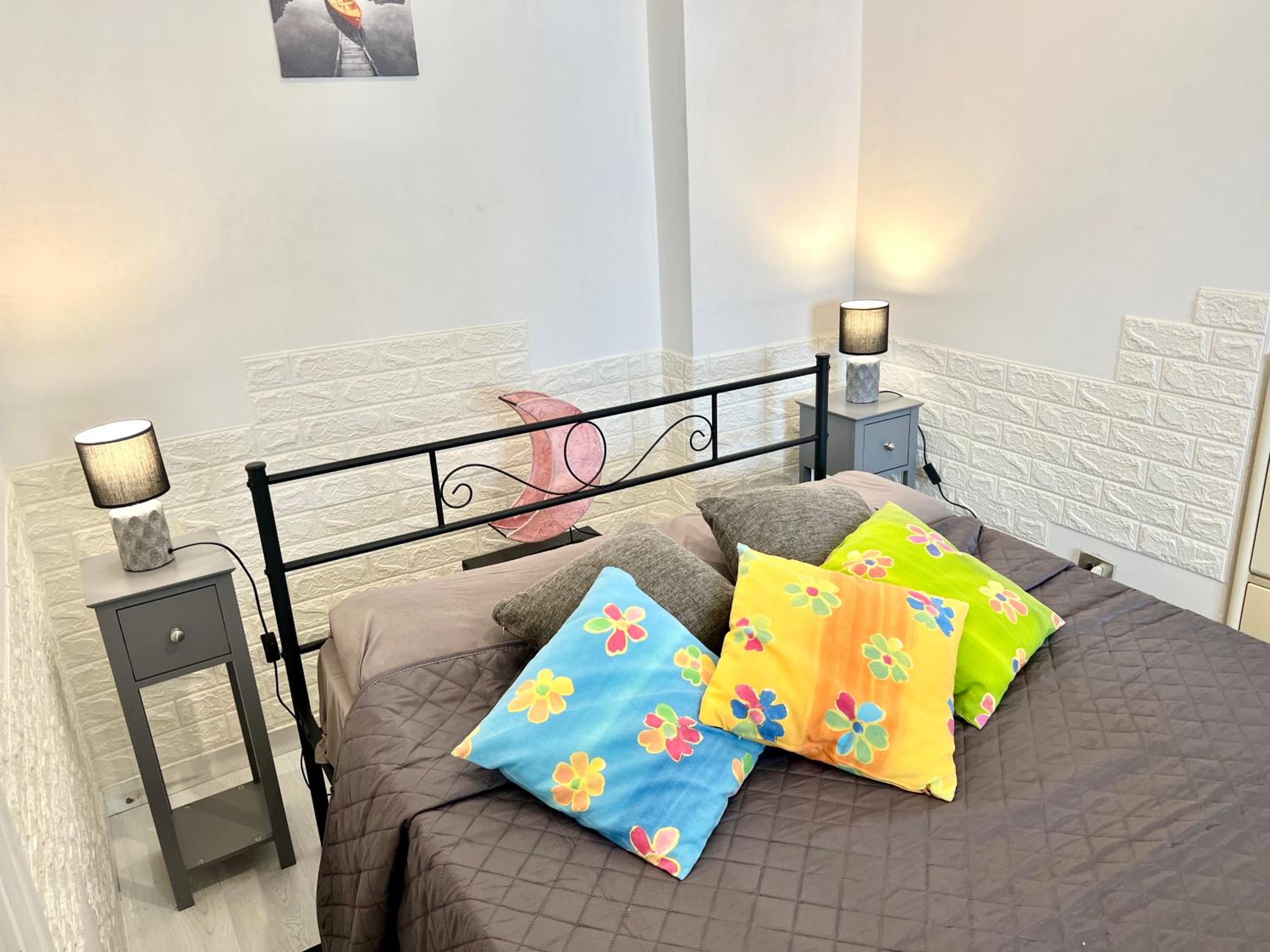 One-Bedroom Apartment photo 1
