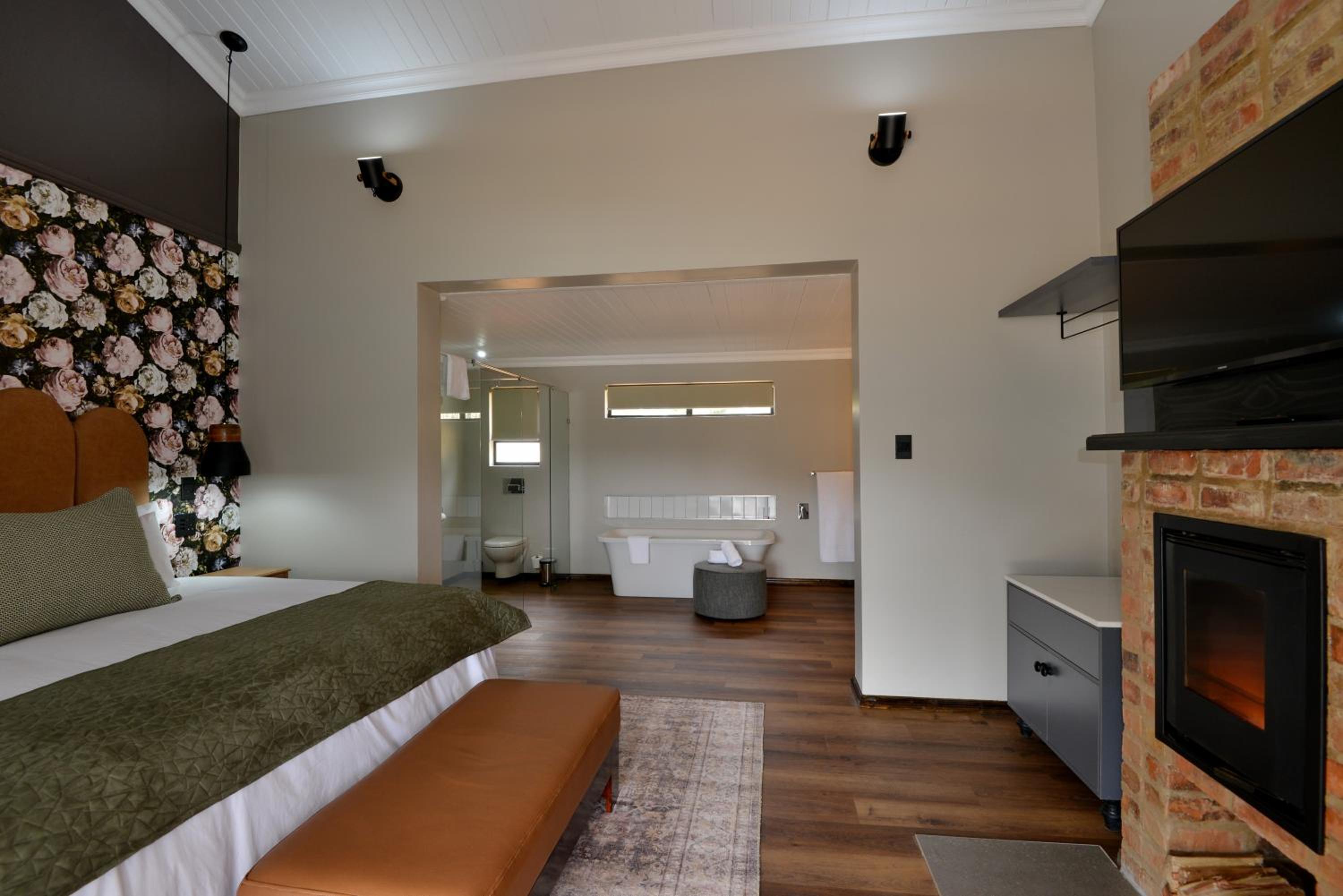 Deluxe Double Room with Bath - Photo 1
