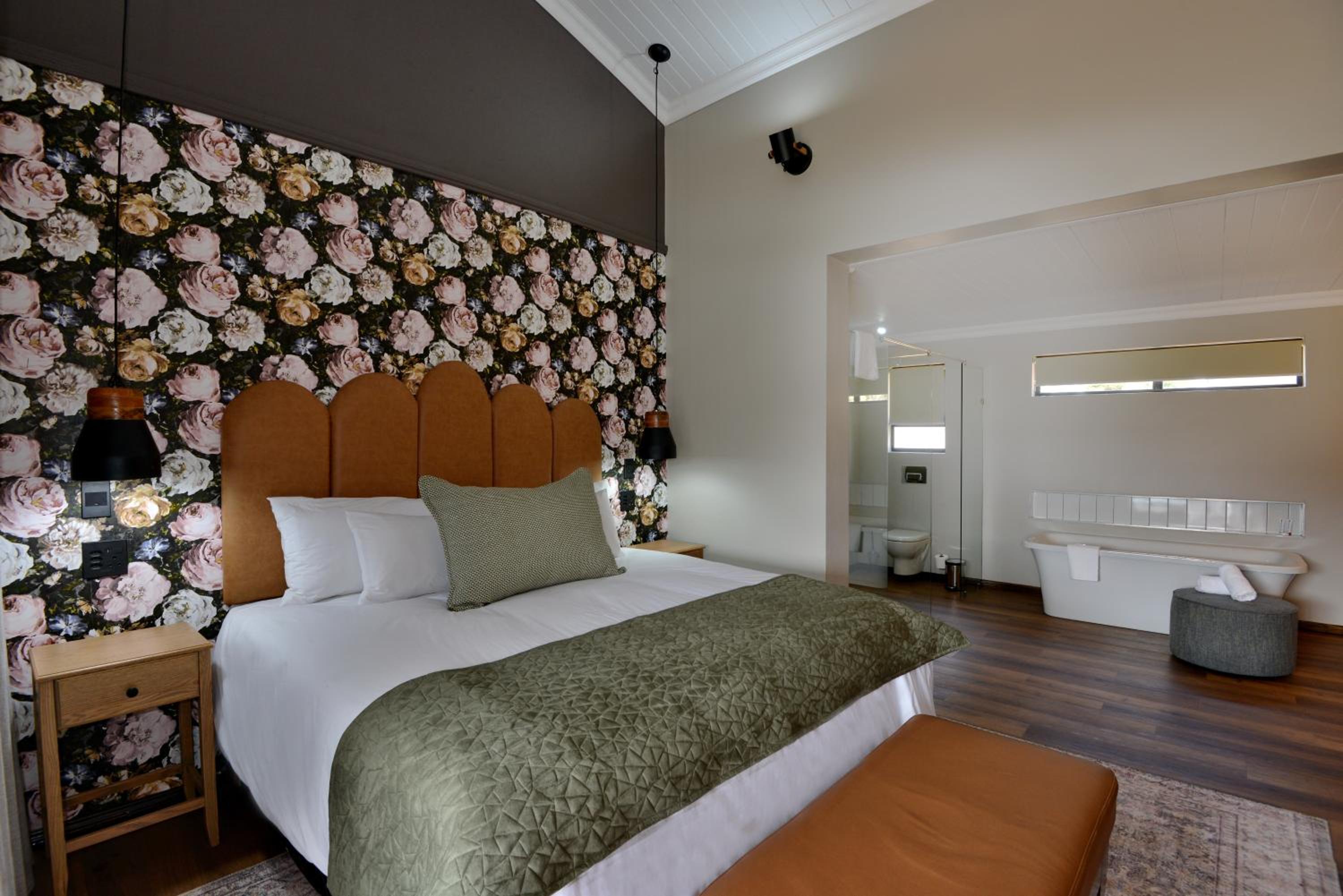 Deluxe Double Room with Bath - Photo 9