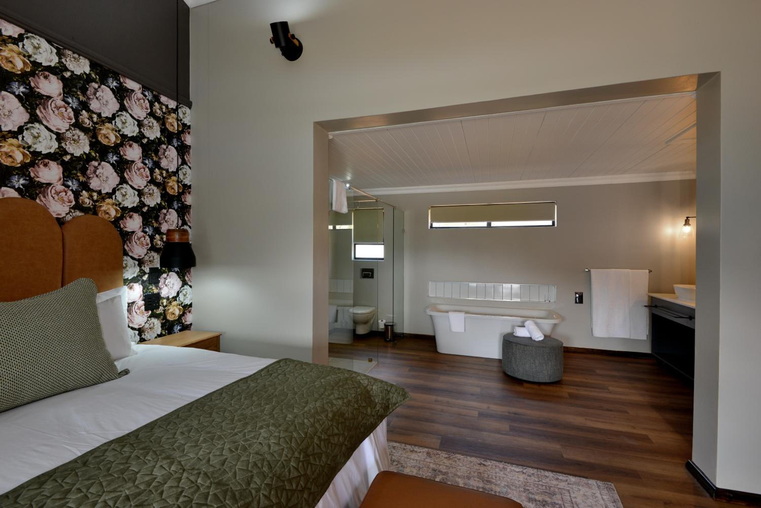 Deluxe Double Room with Bath - Photo 10