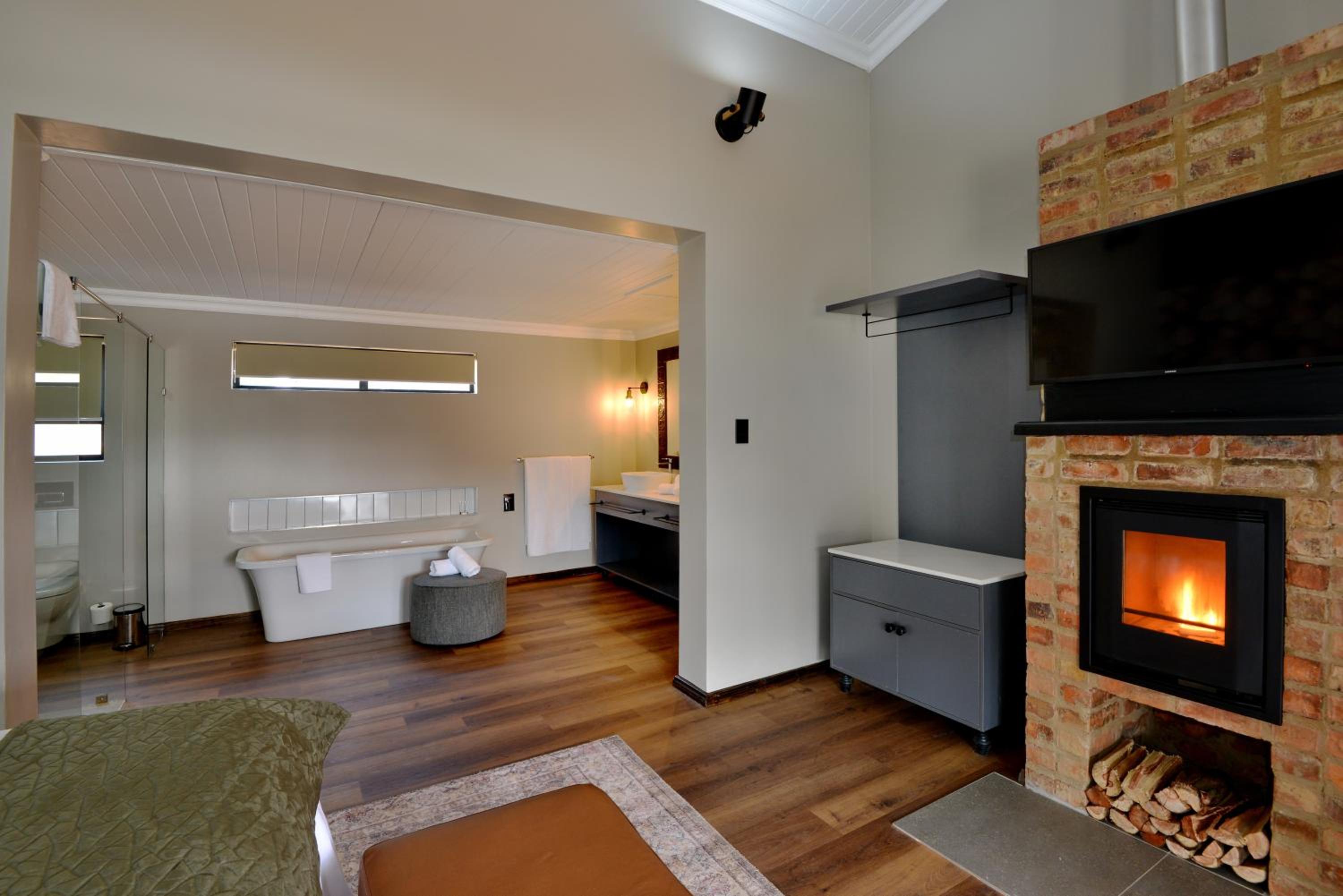 Deluxe Double Room with Bath - Photo 8