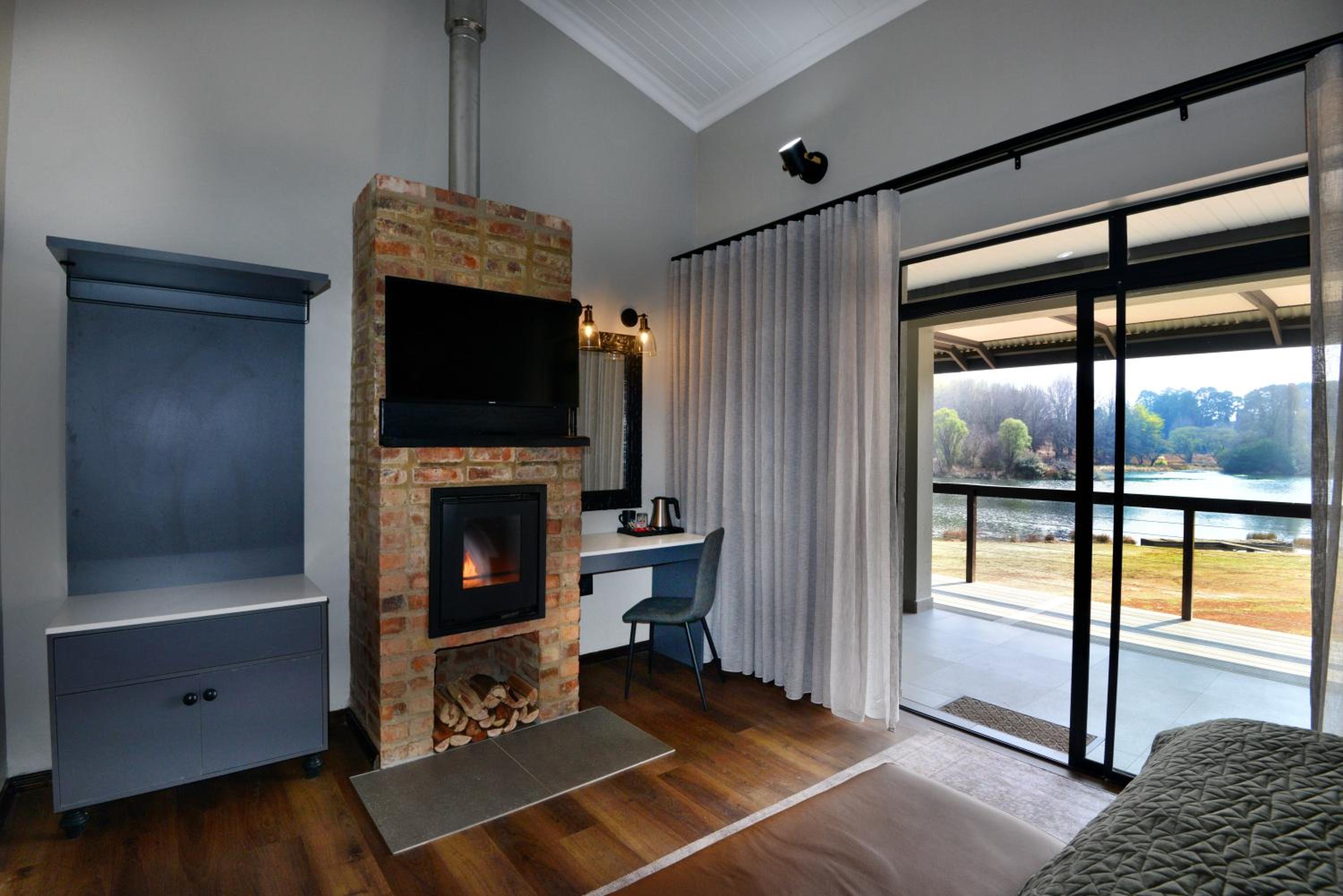Deluxe Double Room with Bath - Photo 7