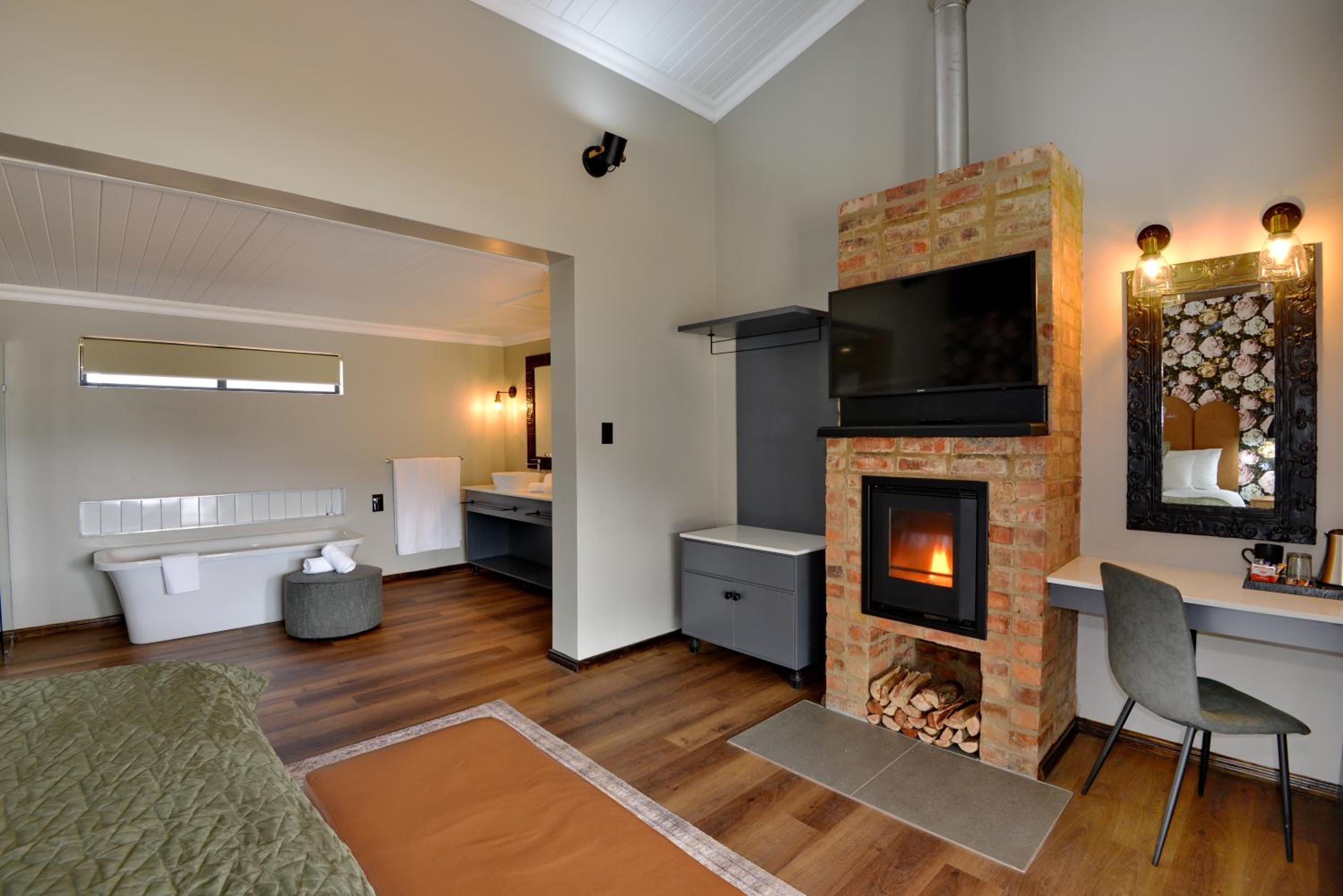 Deluxe Double Room with Bath - Photo 6