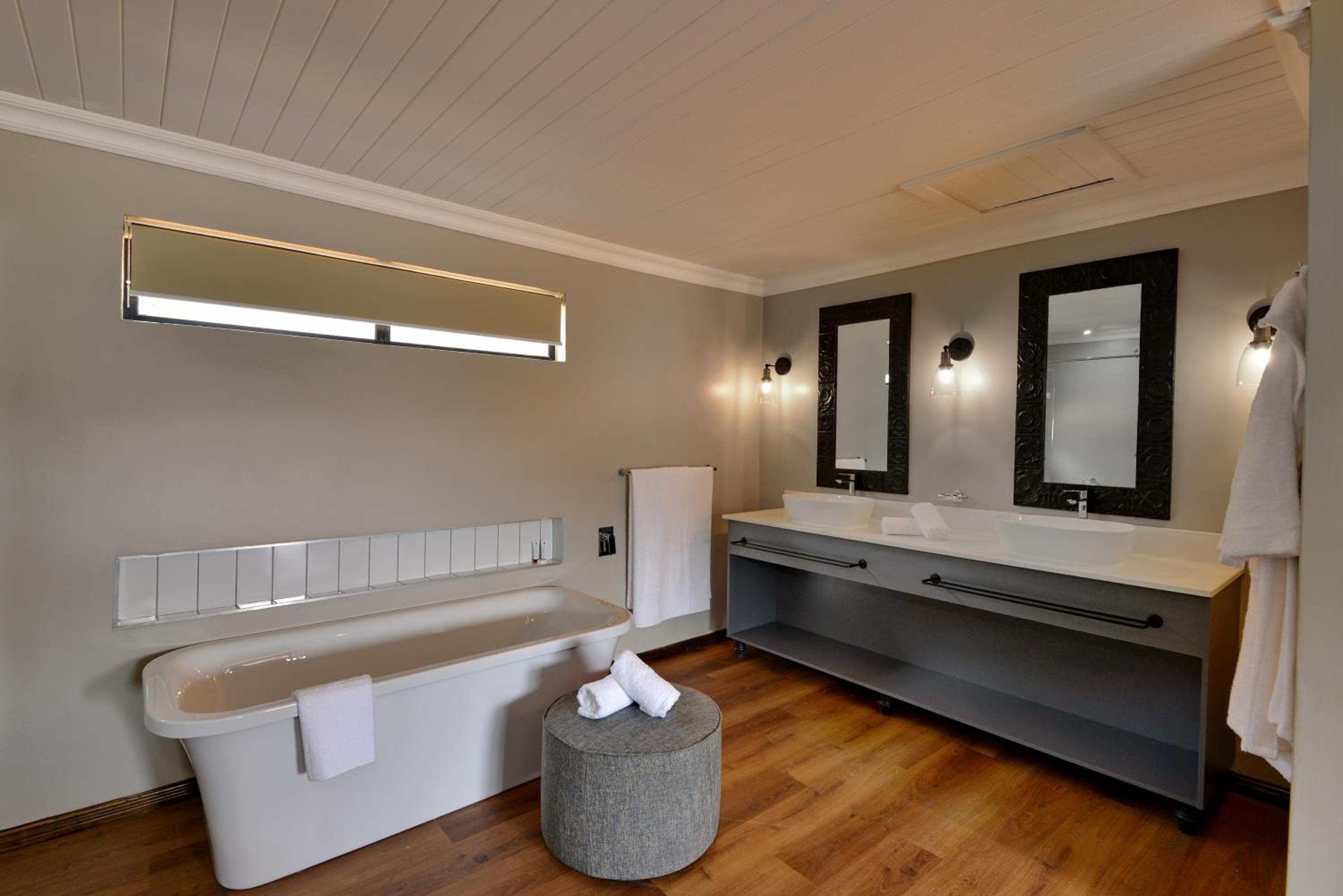 Deluxe Double Room with Bath - Photo 5