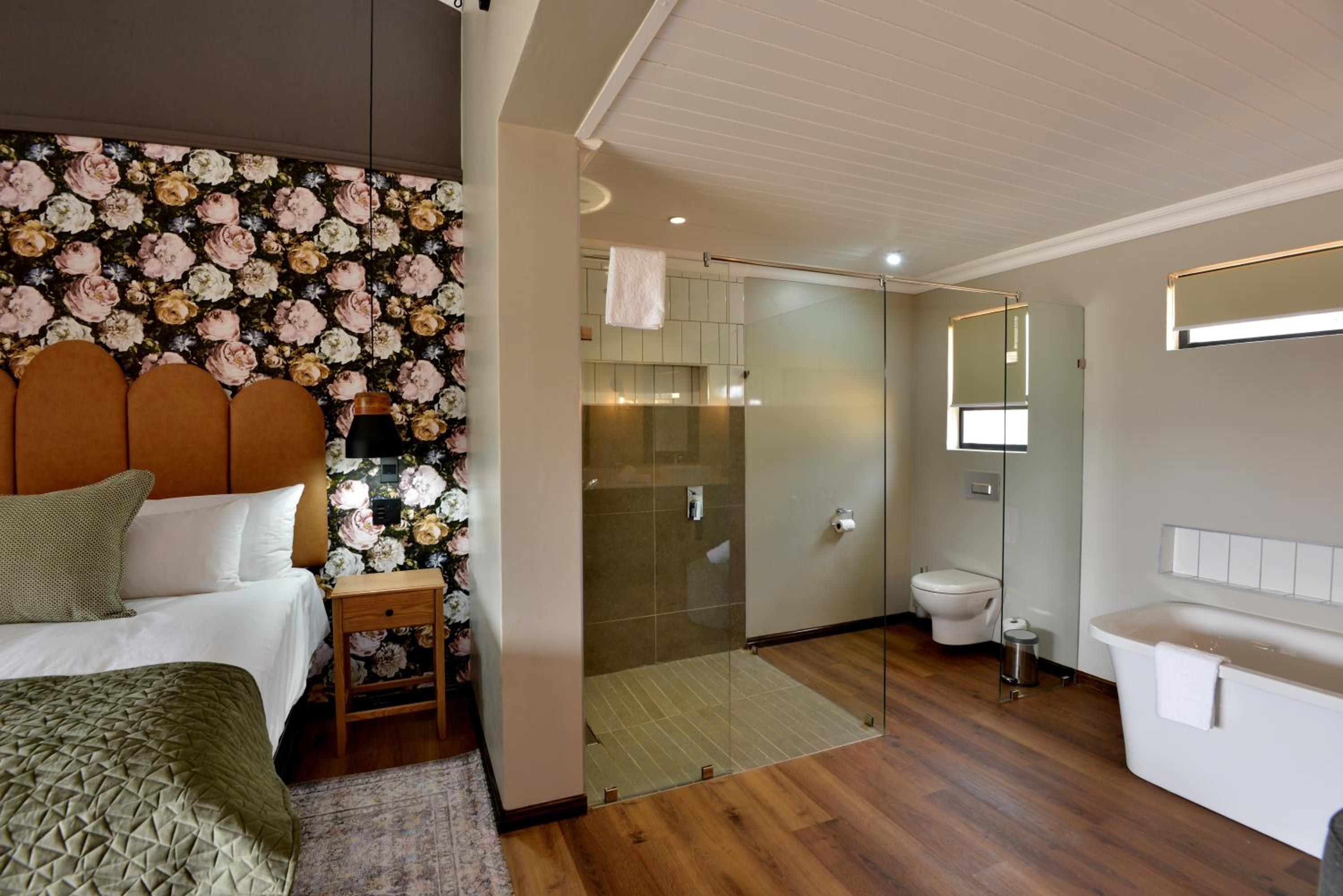 Deluxe Double Room with Bath - Photo 4