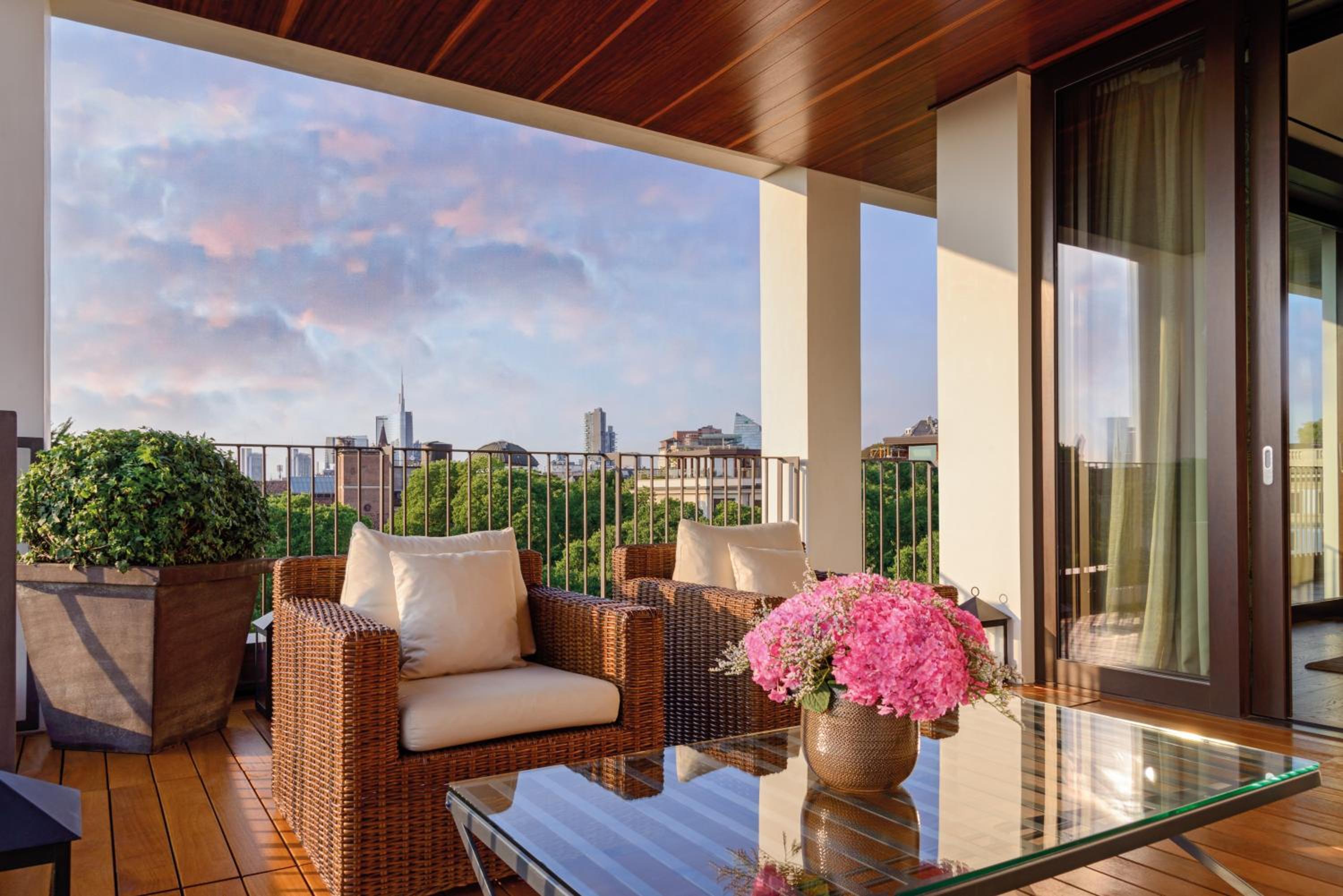 Presidential Suite with Garden view thumbnail 5