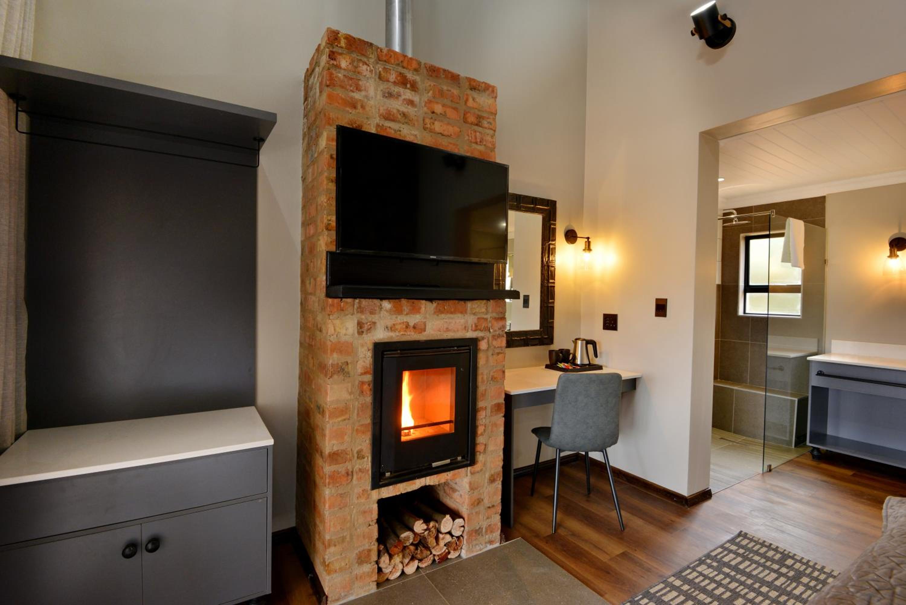 Deluxe Double Room with Shower - Photo 4