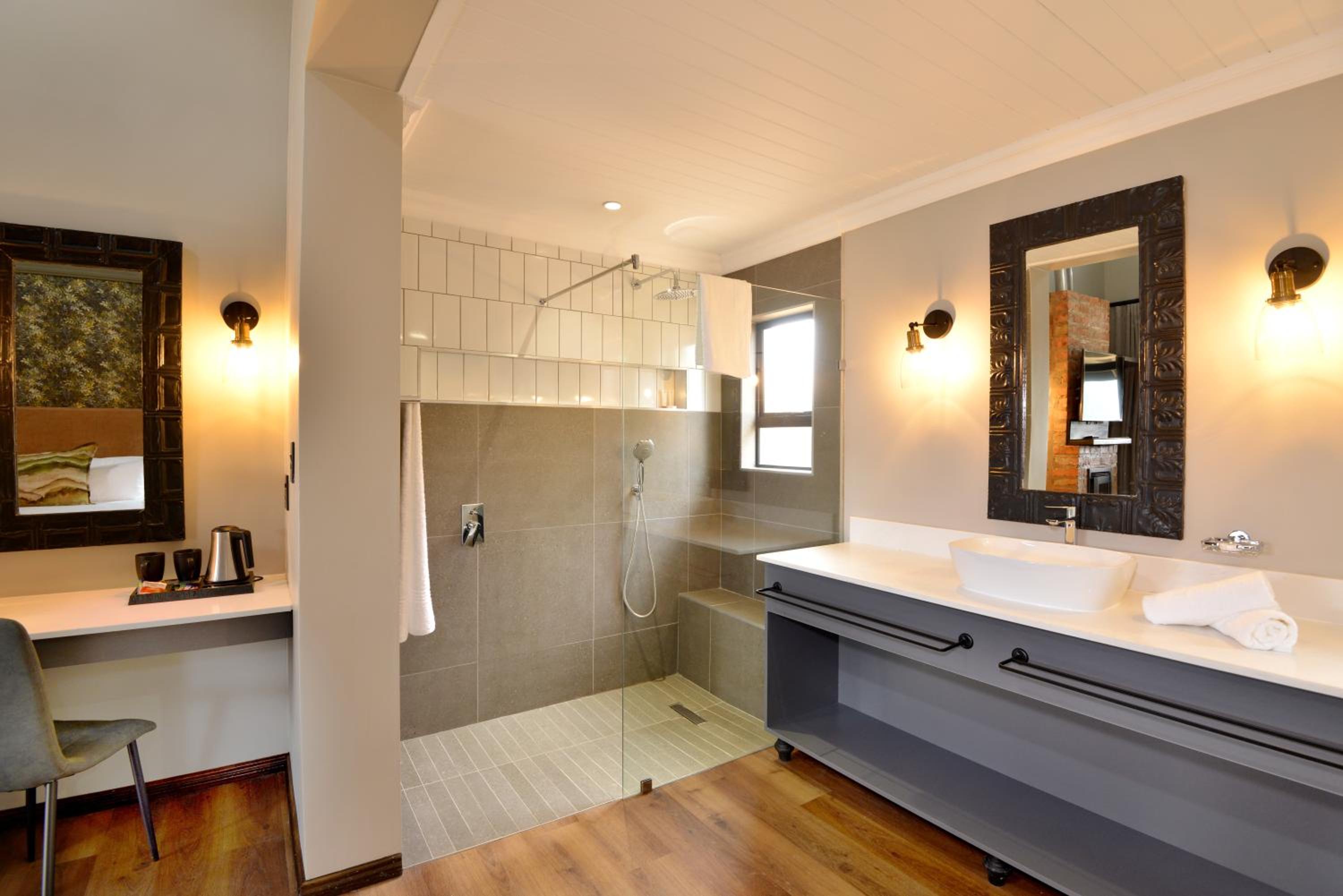 Deluxe Double Room with Shower - Photo 2