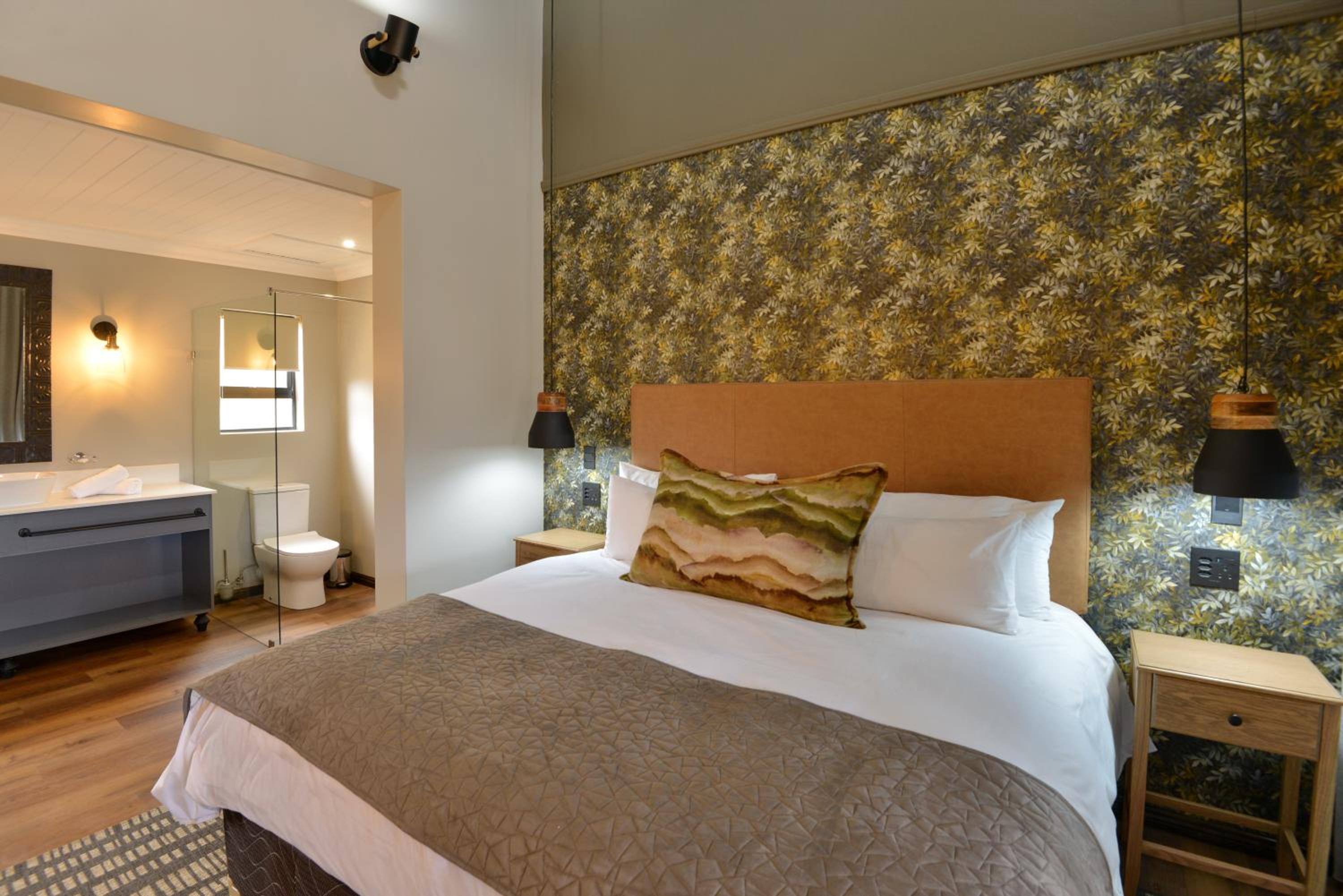 Deluxe Double Room with Shower - Photo 6