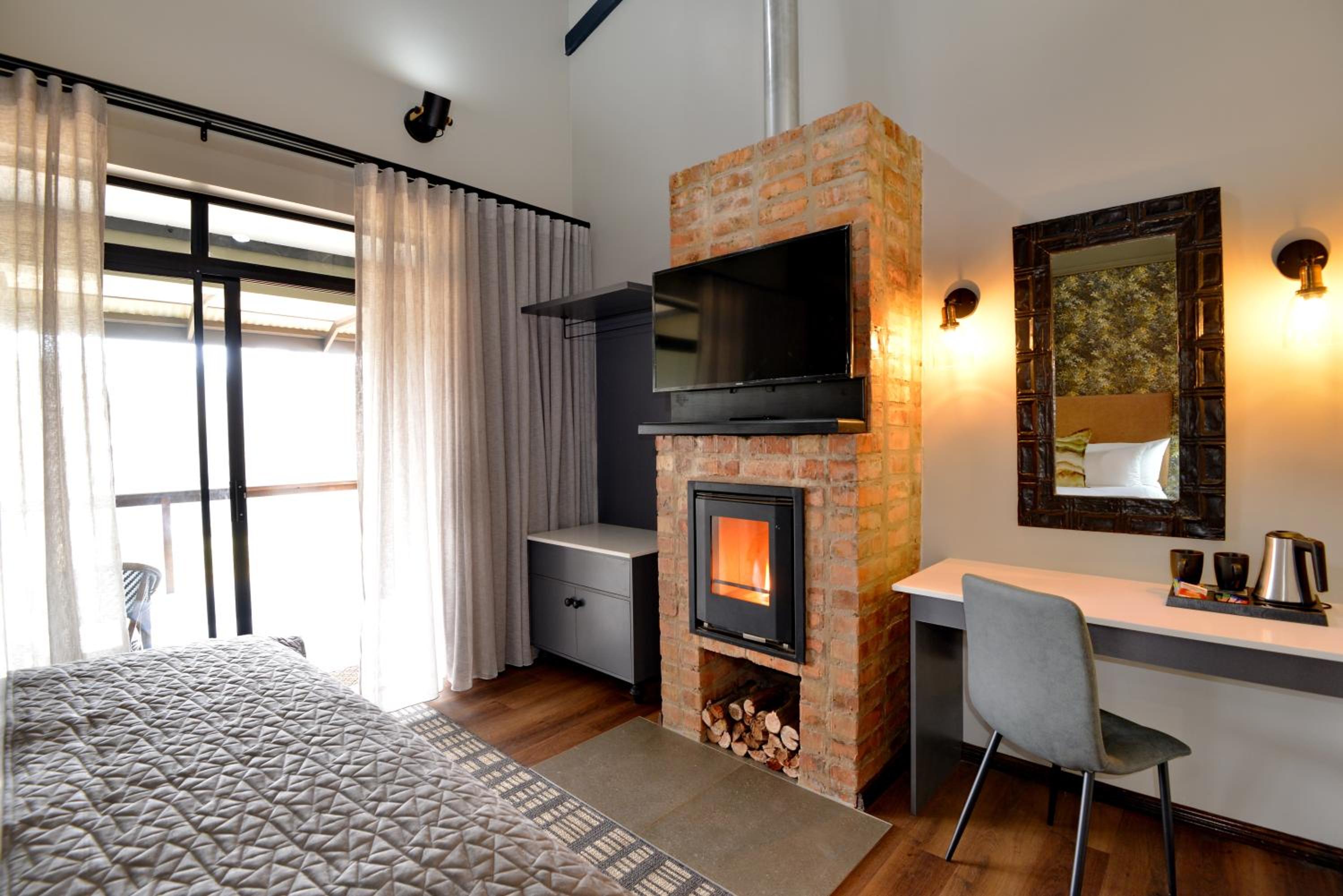 Deluxe Double Room with Shower - Photo 8