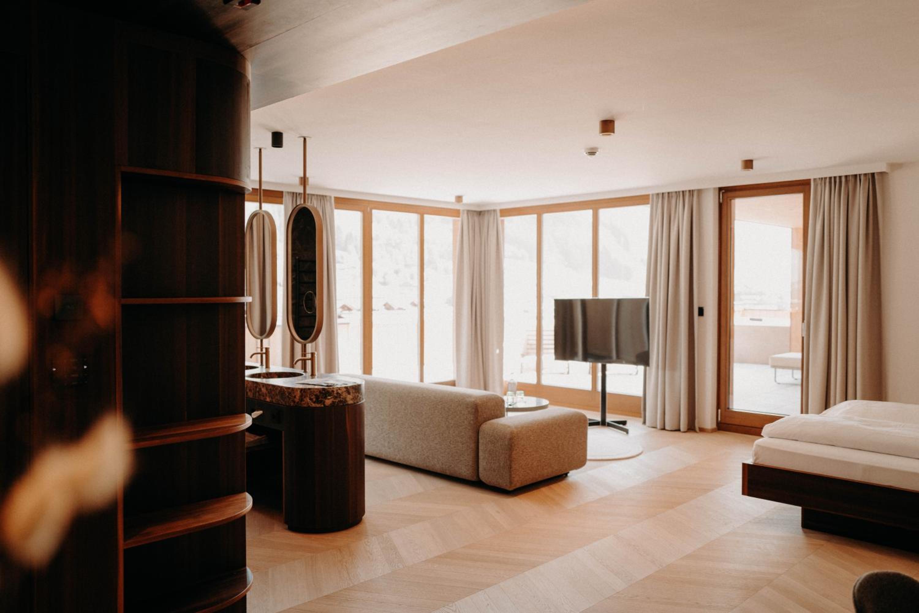 Deluxe Suite with Spa Bath photo 2