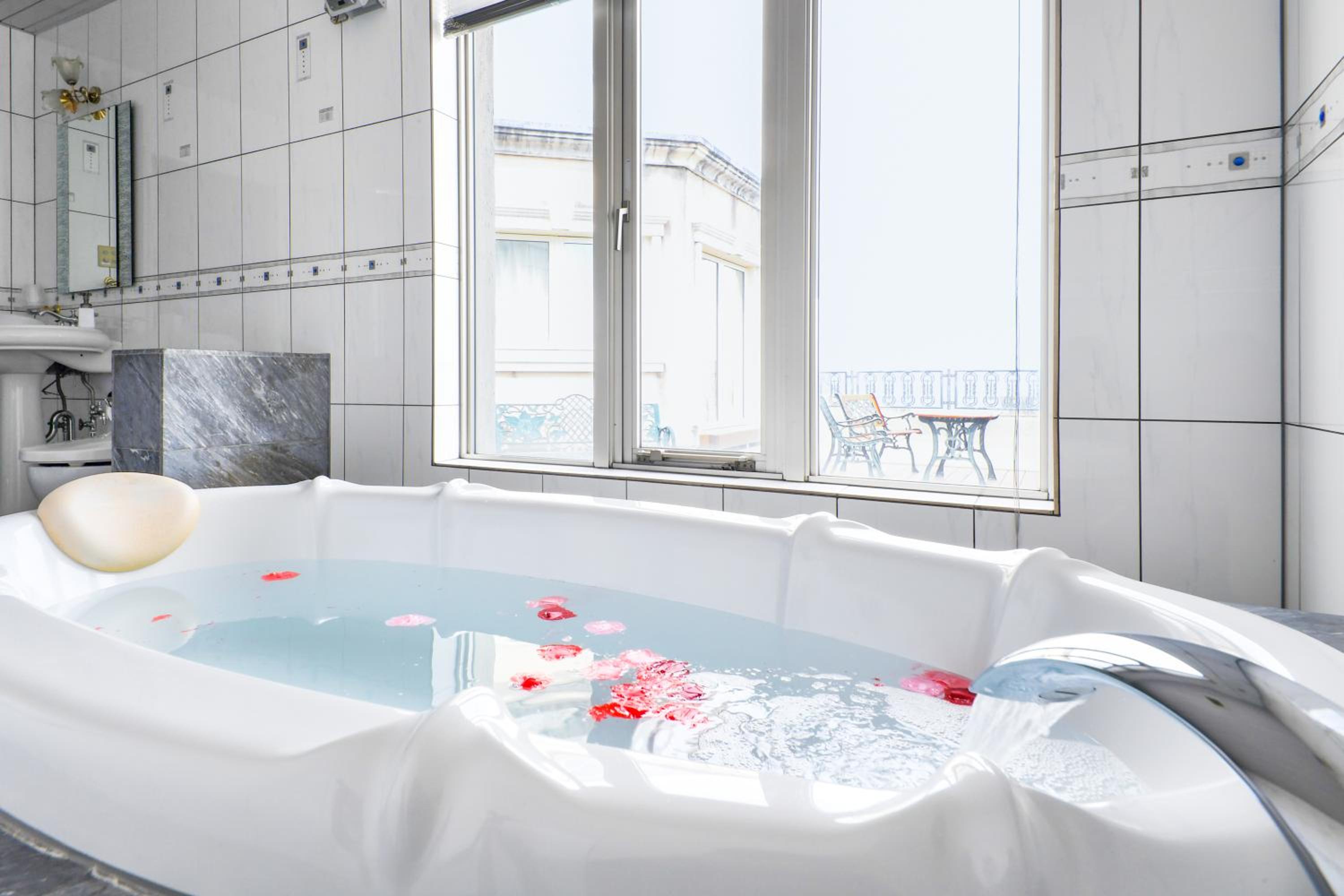 Suite with City View - Photo 3