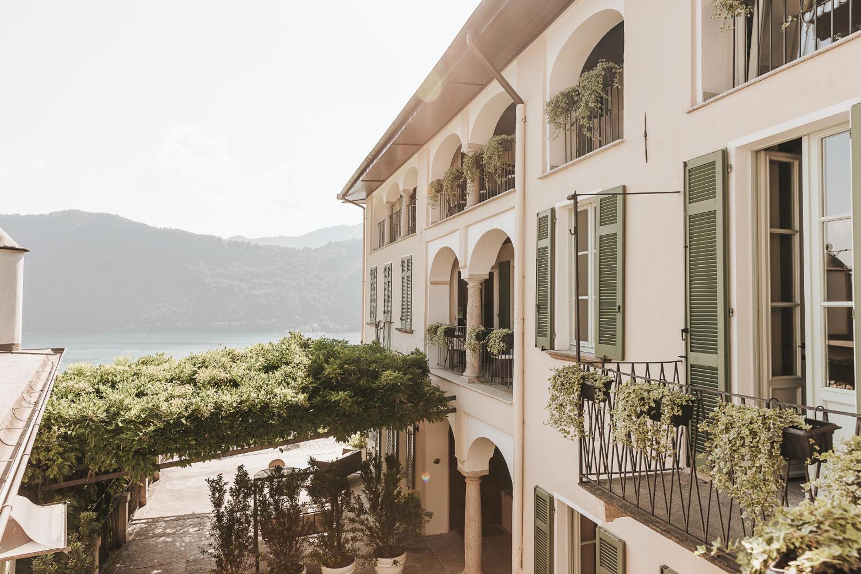 Apartment with Balcony and Lake View photo 2