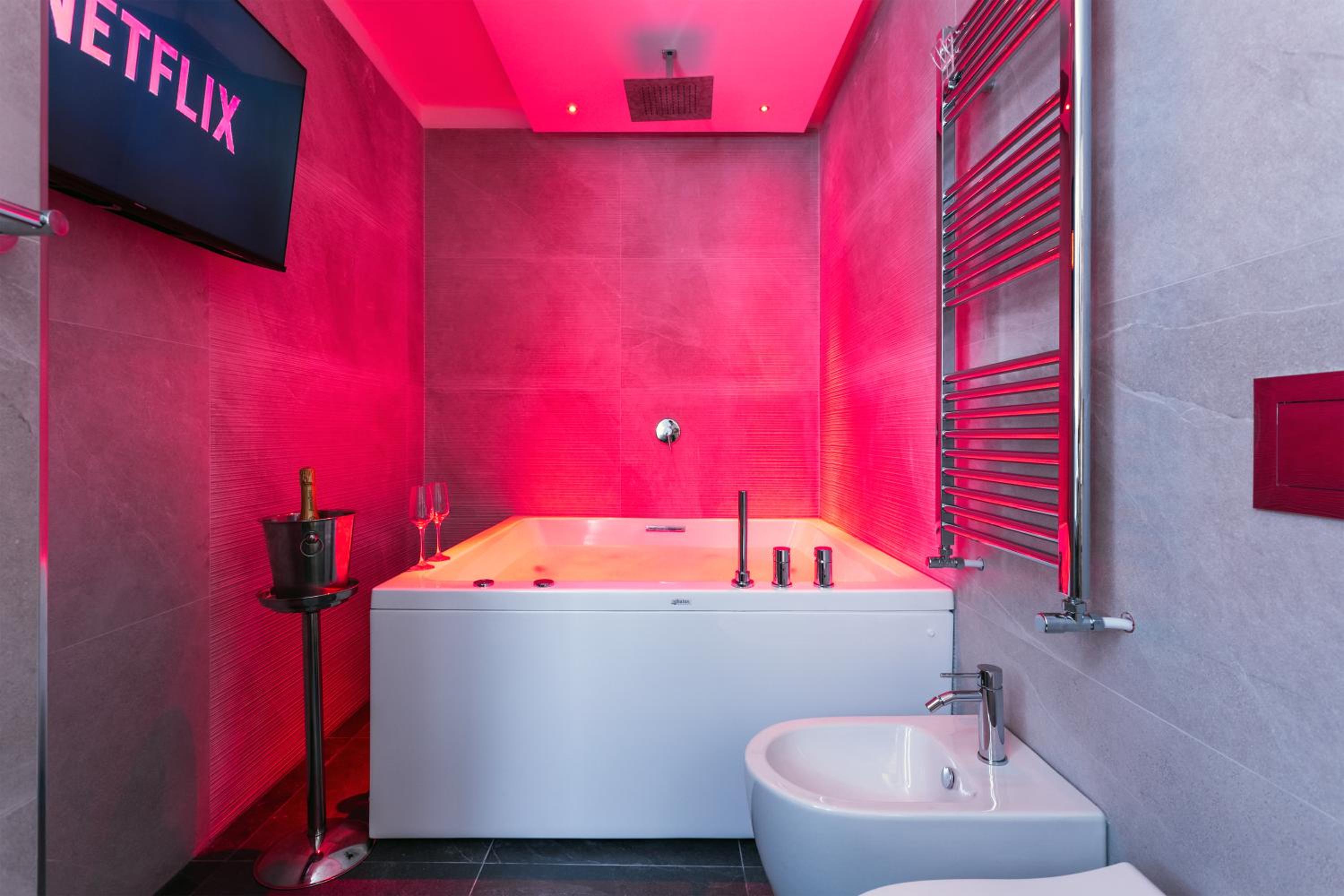 Suite with Hot Tub photo 2
