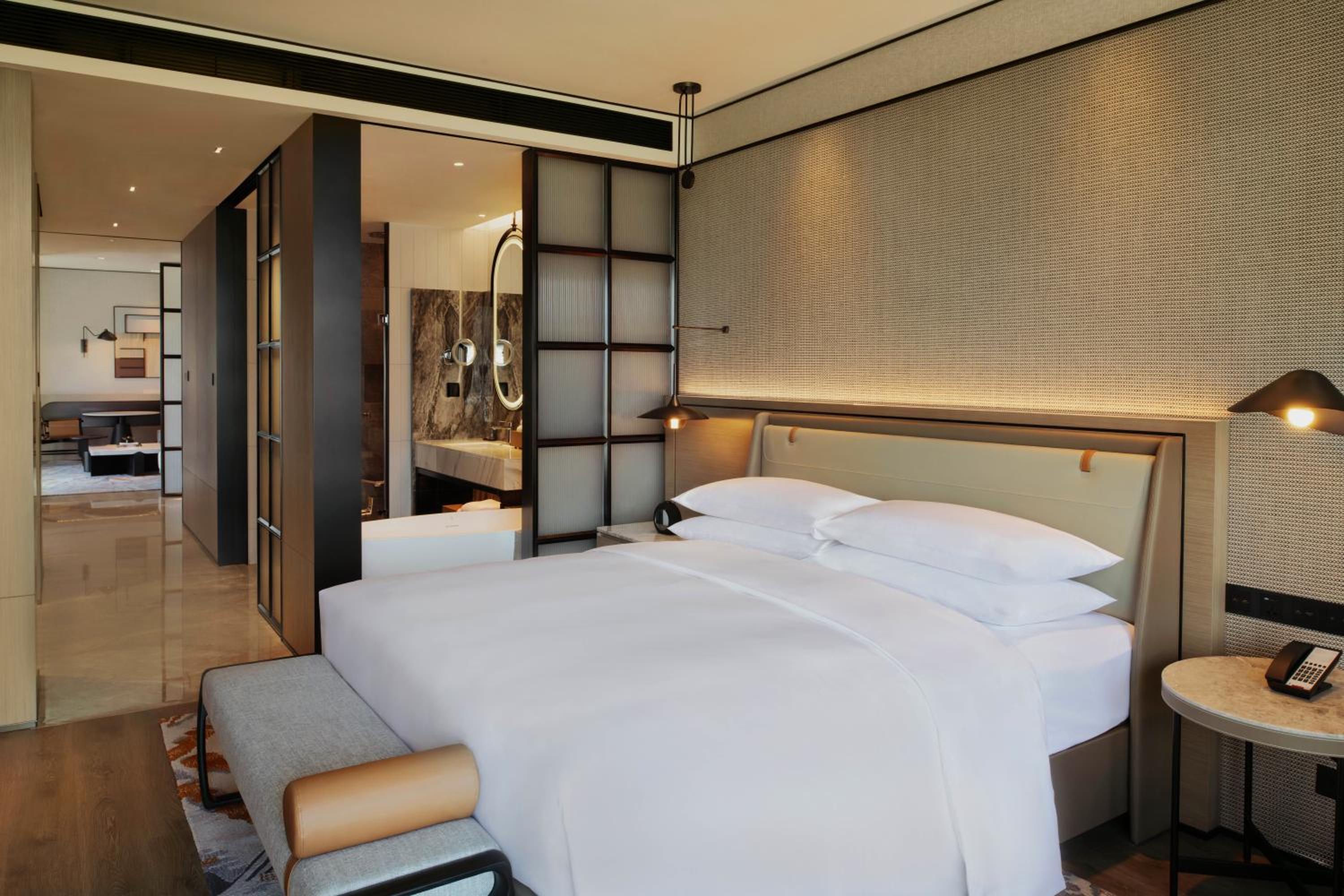 Deluxe King Suite - Club Lounge Access