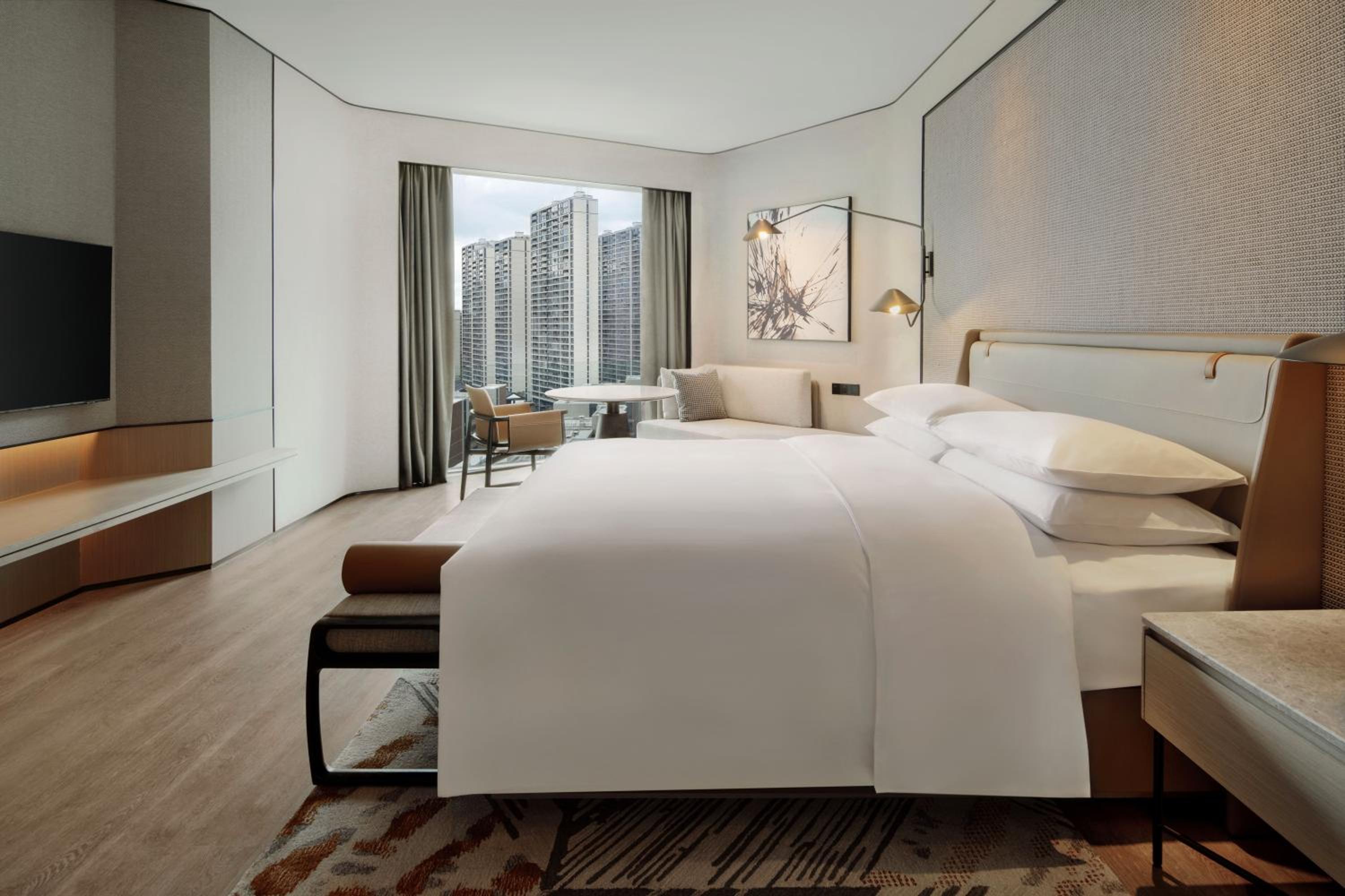Deluxe King Room with City View