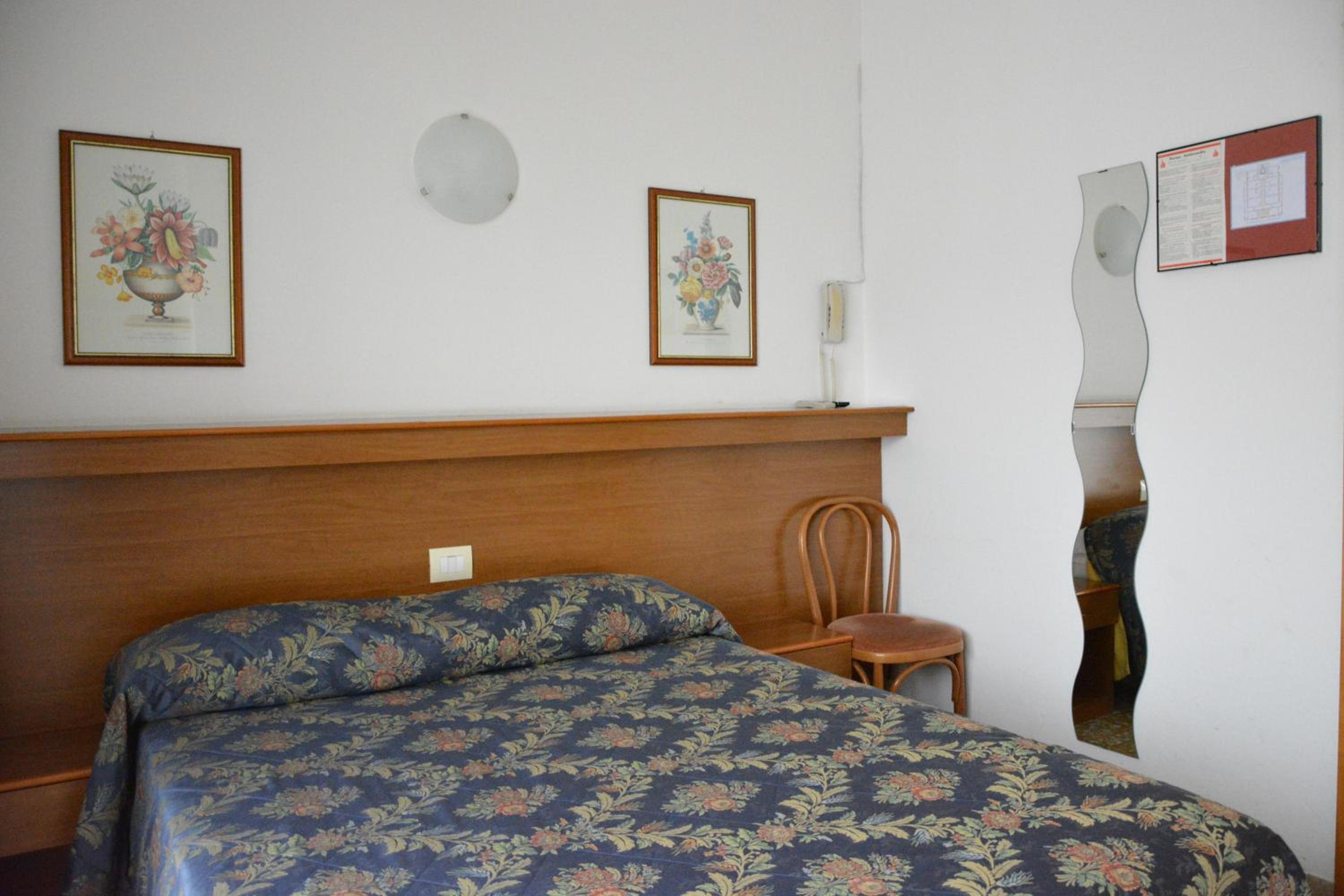 Economy Double Room with French Bed photo 2