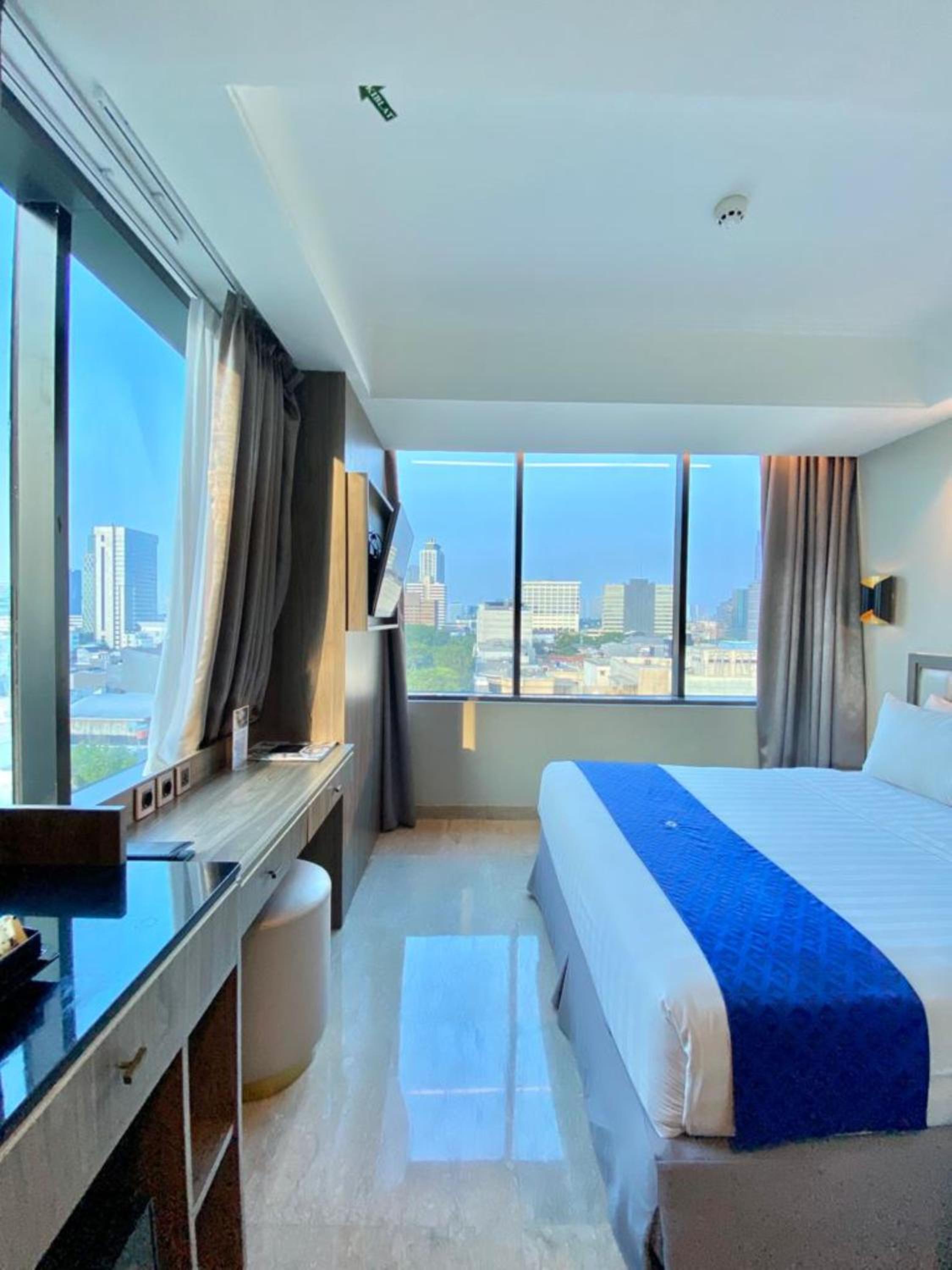 Deluxe King Room - Photo 10