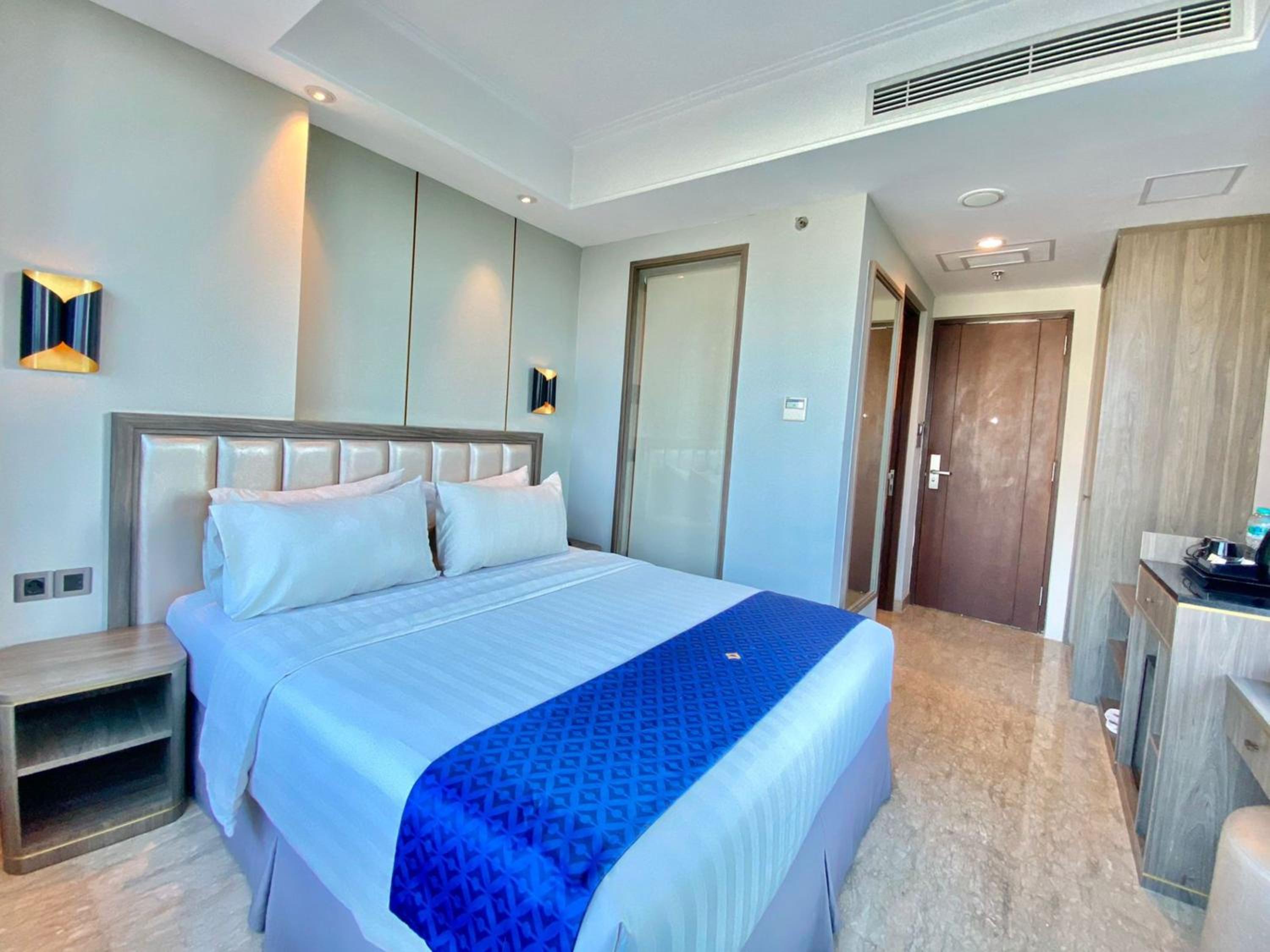 Deluxe King Room - Photo 7