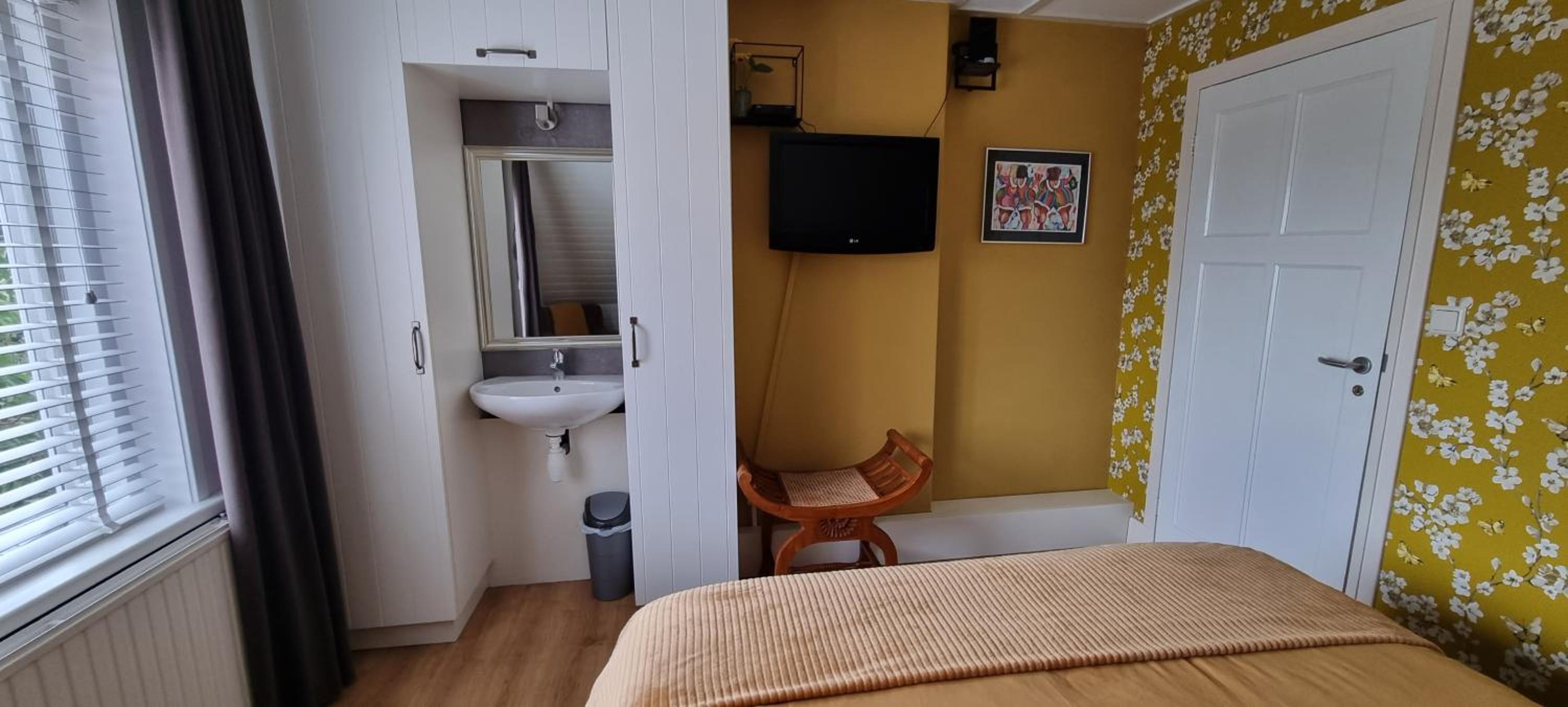 Apartment With Shared Bathroom photo 1