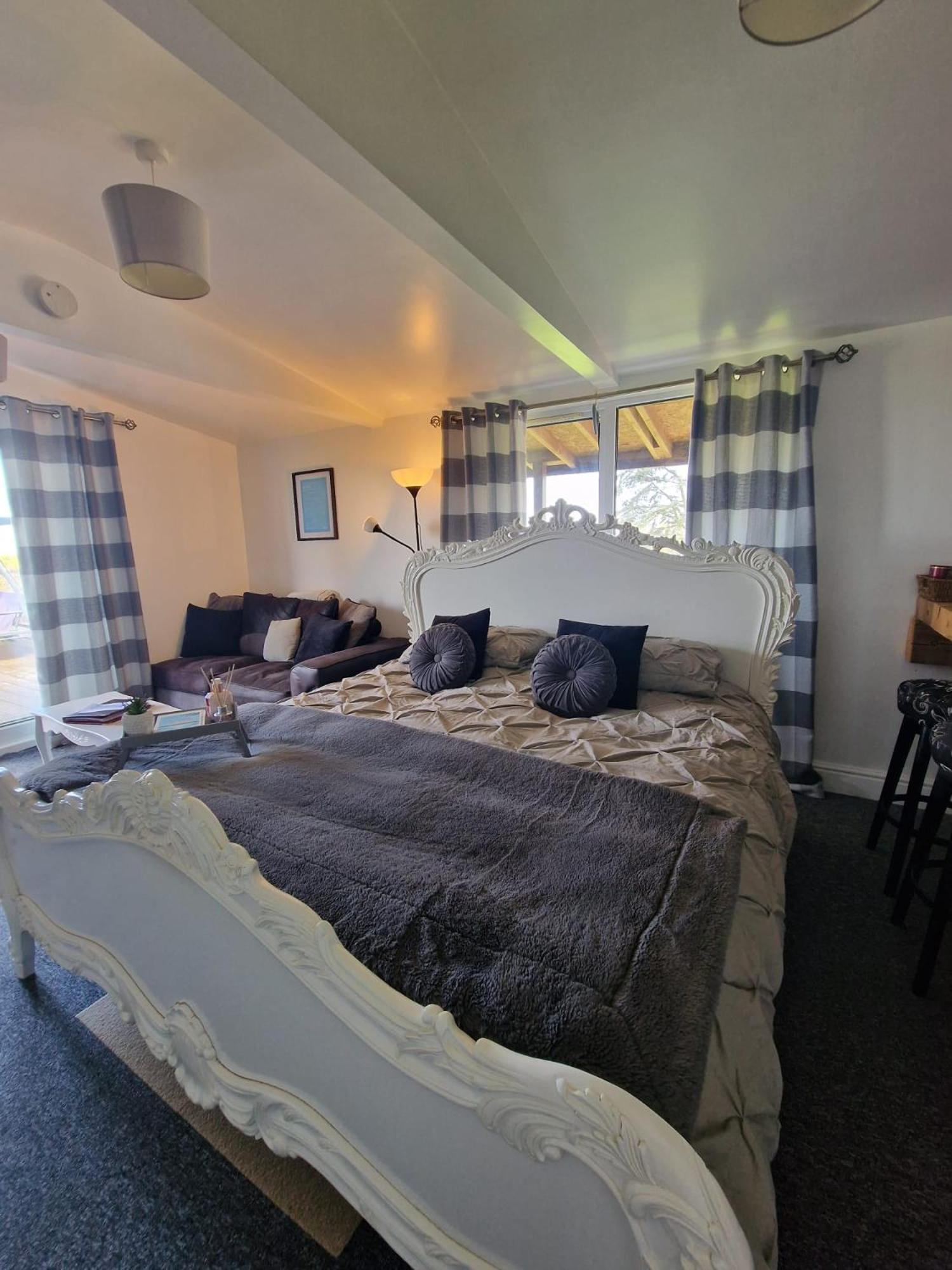 One-Bedroom Apartment - Photo 8