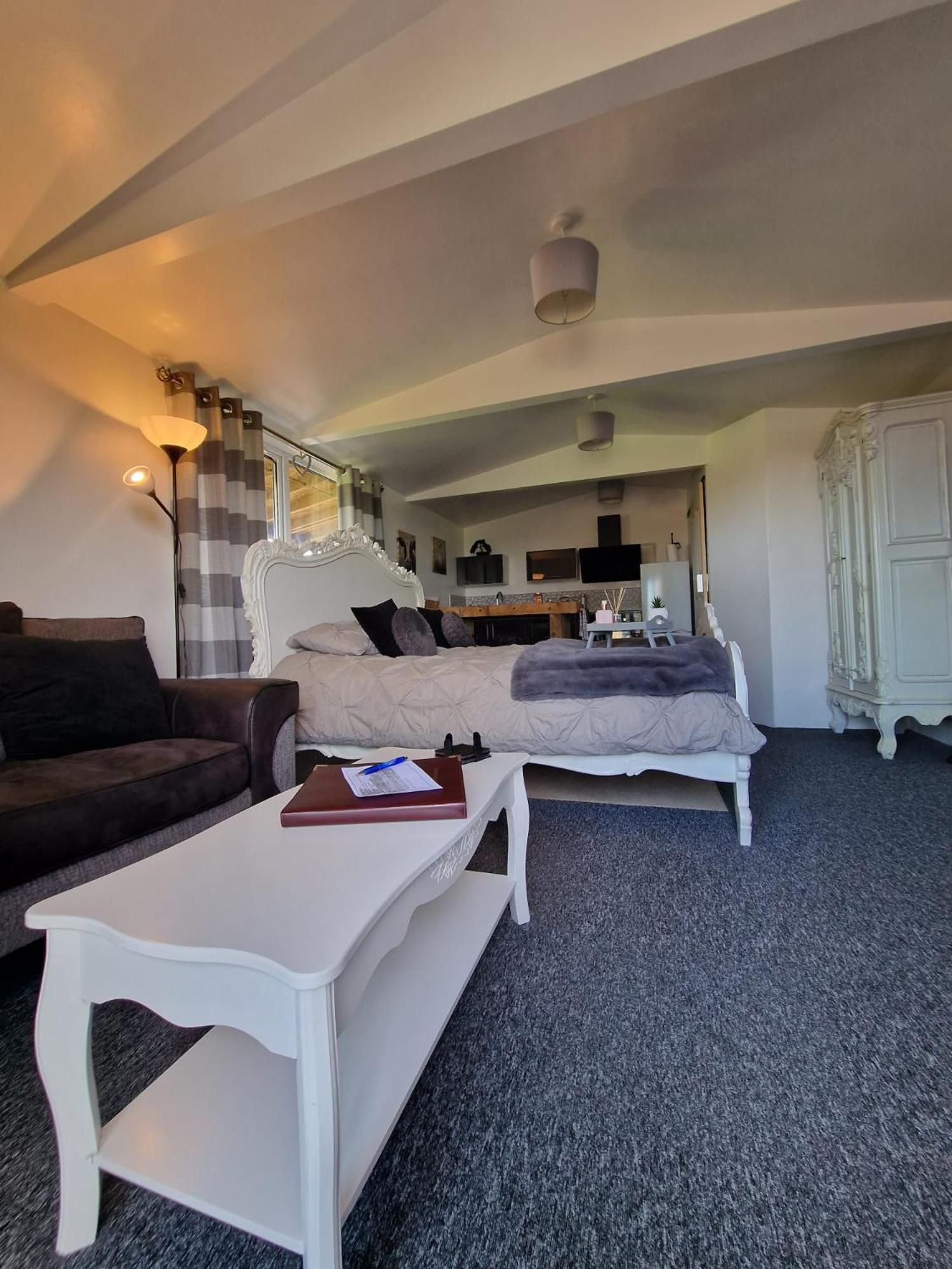 One-Bedroom Apartment - Photo 9